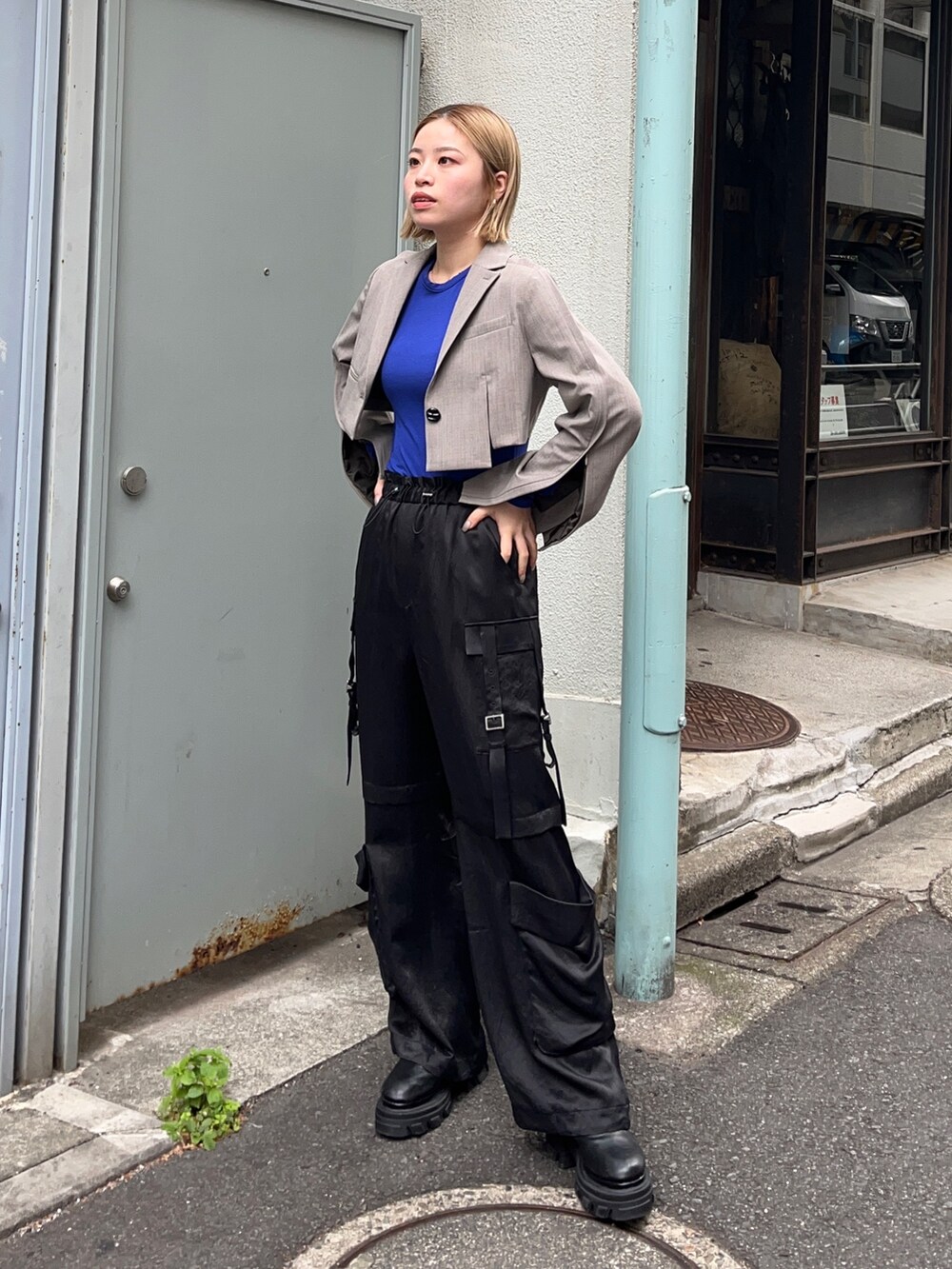 ブルー系のTシャツ/カットソー、ブラック系のカーゴパンツ、グレー系のテーラードジャケットを着用したレディースの秋コーディネートの2枚目の写真