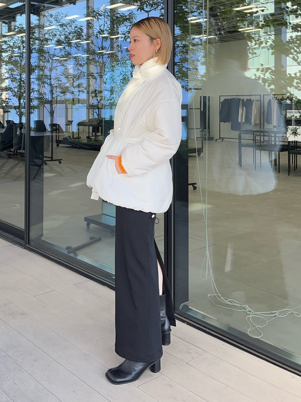 ホワイト系のダウンジャケット/コートを着用したレディースの秋コーディネートの2枚目の写真