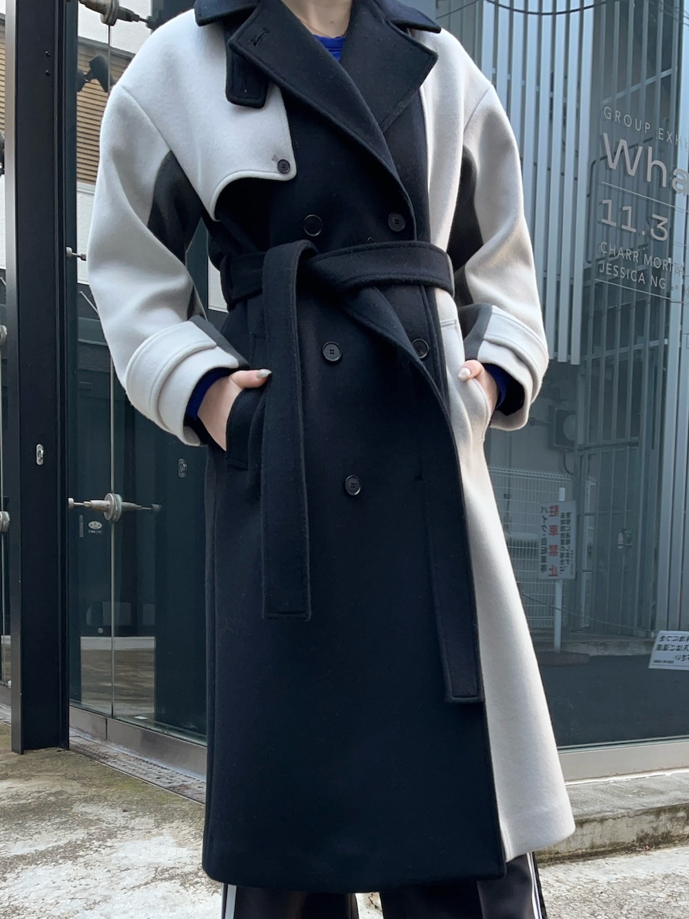 その他のステンカラーコートを着用したレディースの冬コーディネートの4枚目の写真