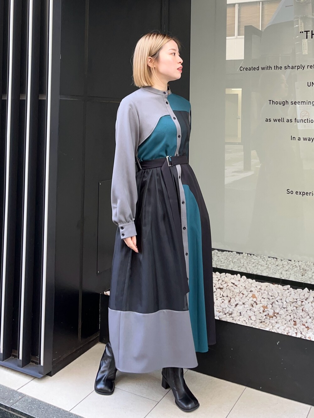 グレー系のワンピースを着用したレディースの冬コーディネートの3枚目の写真