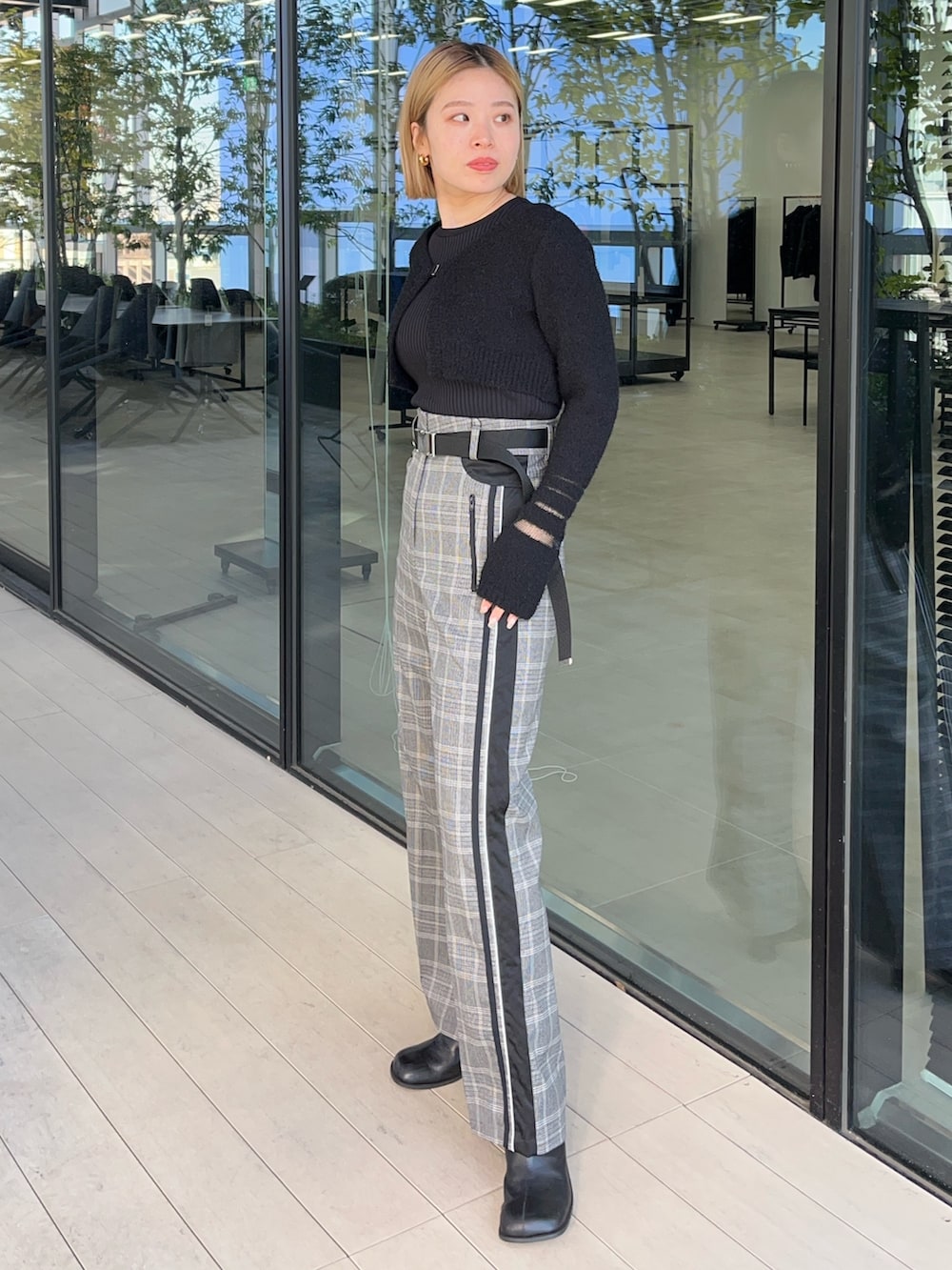 ブラック系のニット/セーター、その他のその他パンツ、ブラック系のブーツを着用したレディースの冬コーディネートの3枚目の写真