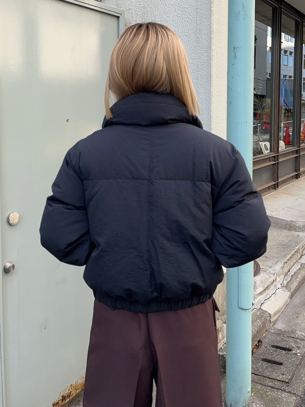 ブラック系のダウンジャケット/コートを着用したレディースの冬コーディネートの5枚目の写真