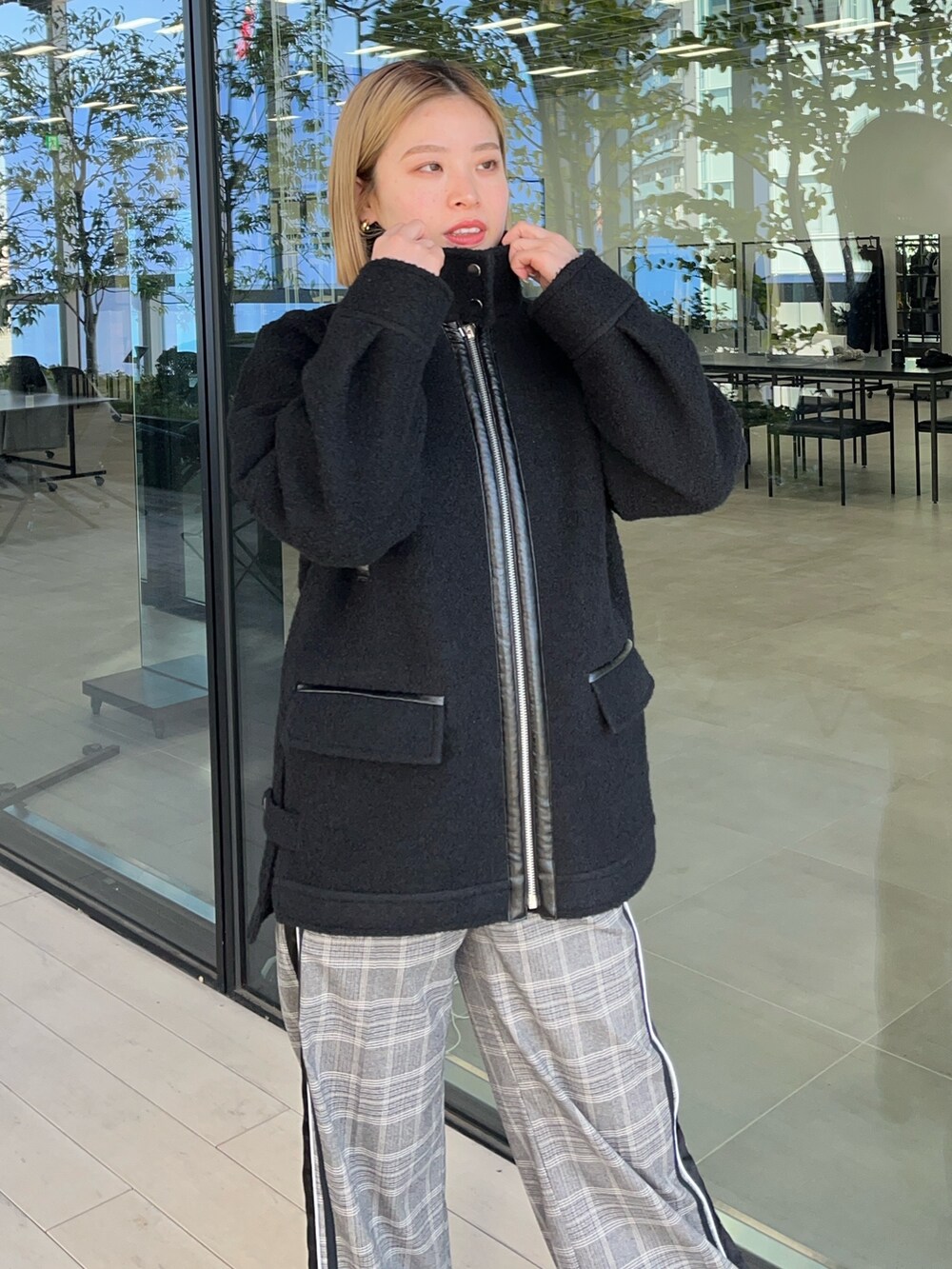 その他のその他パンツ、ブラック系のブルゾンを着用したレディースの秋コーディネートの4枚目の写真