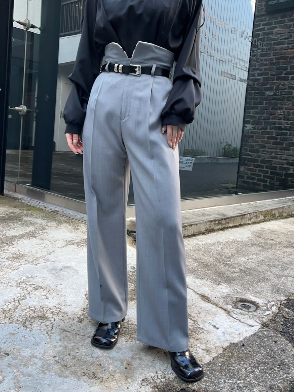 ブラック系のシャツ/ブラウス、グレー系のスラックスを着用したレディースの冬コーディネートの4枚目の写真