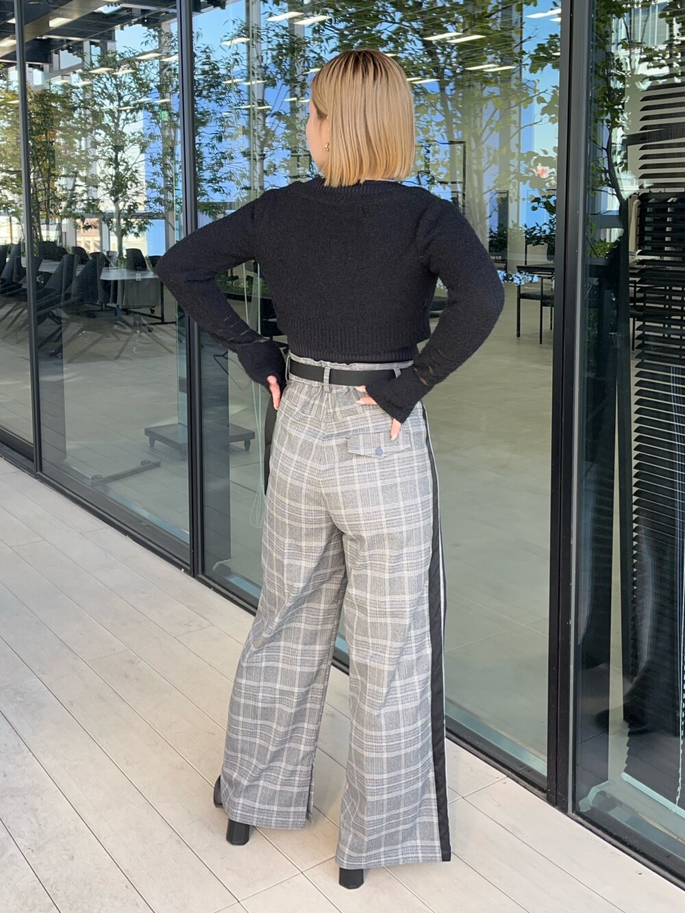 ブラック系のニット/セーター、その他のその他パンツ、ブラック系のブーツを着用したレディースの冬コーディネートの2枚目の写真