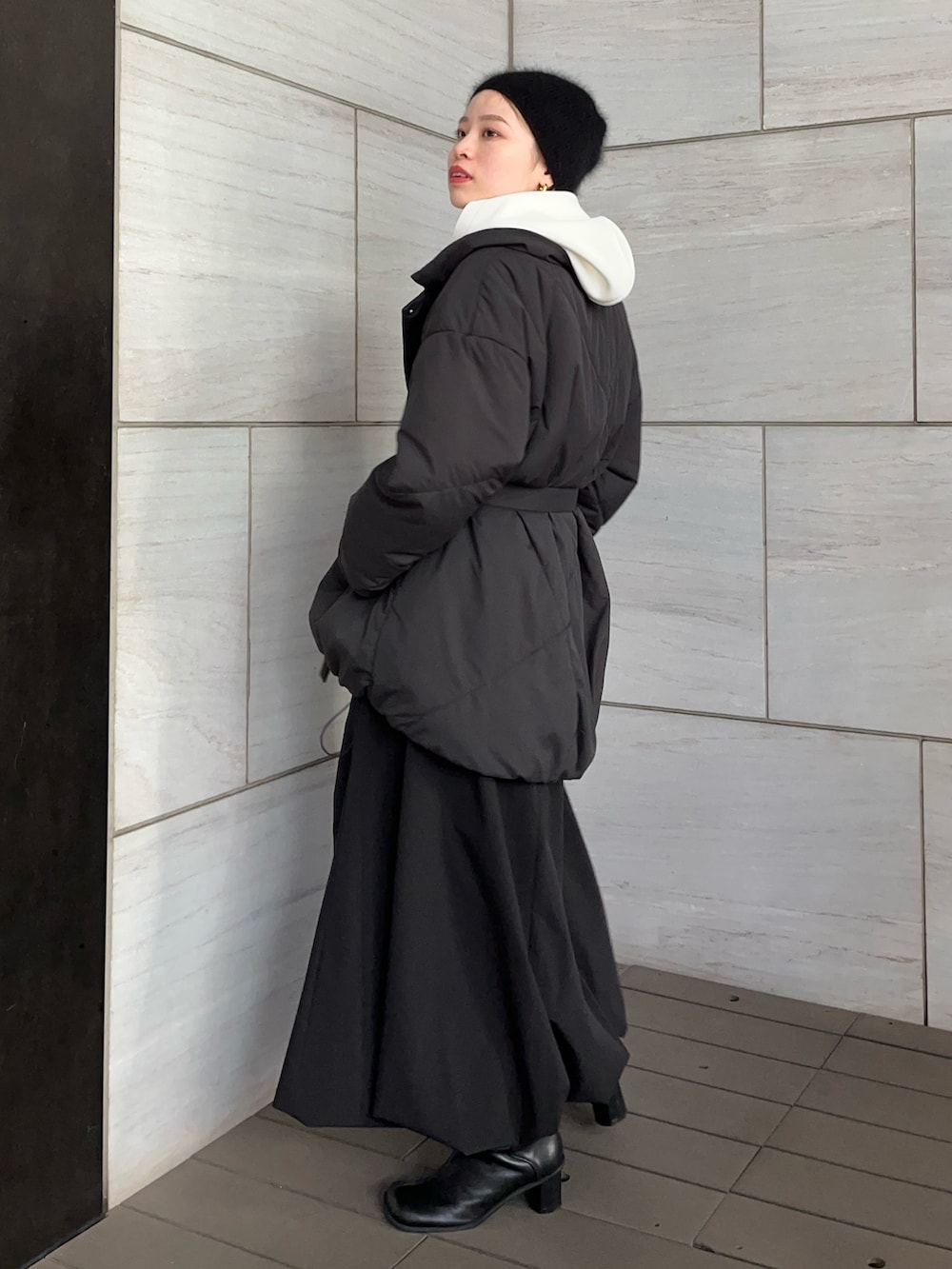 ブラック系のダウンジャケット/コートを着用したレディースの秋コーディネートの2枚目の写真