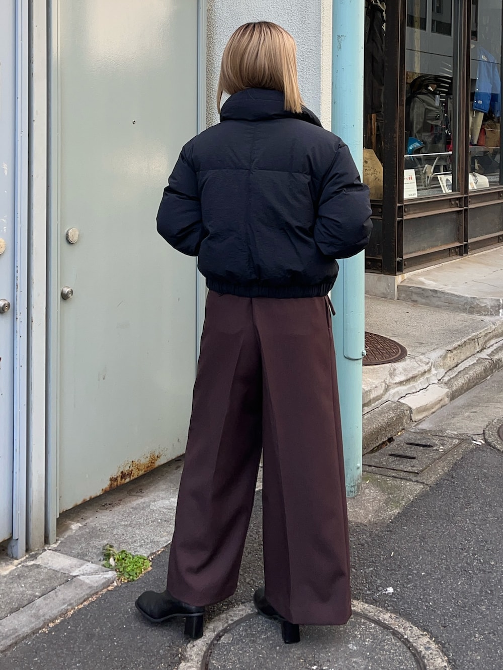 ブラック系のダウンジャケット/コートを着用したレディースの冬コーディネートの2枚目の写真