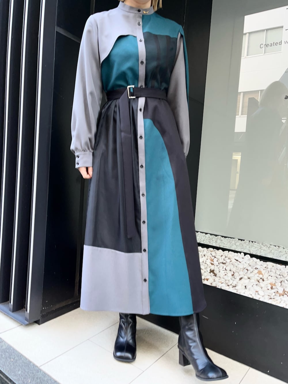 グレー系のワンピースを着用したレディースの冬コーディネートの6枚目の写真