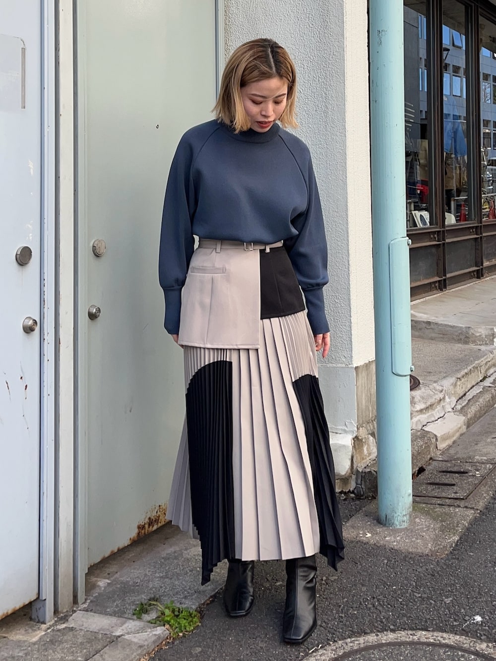 ベージュ系のスカート、グレー系のニット/セーターを着用したレディースの冬コーディネートの3枚目の写真