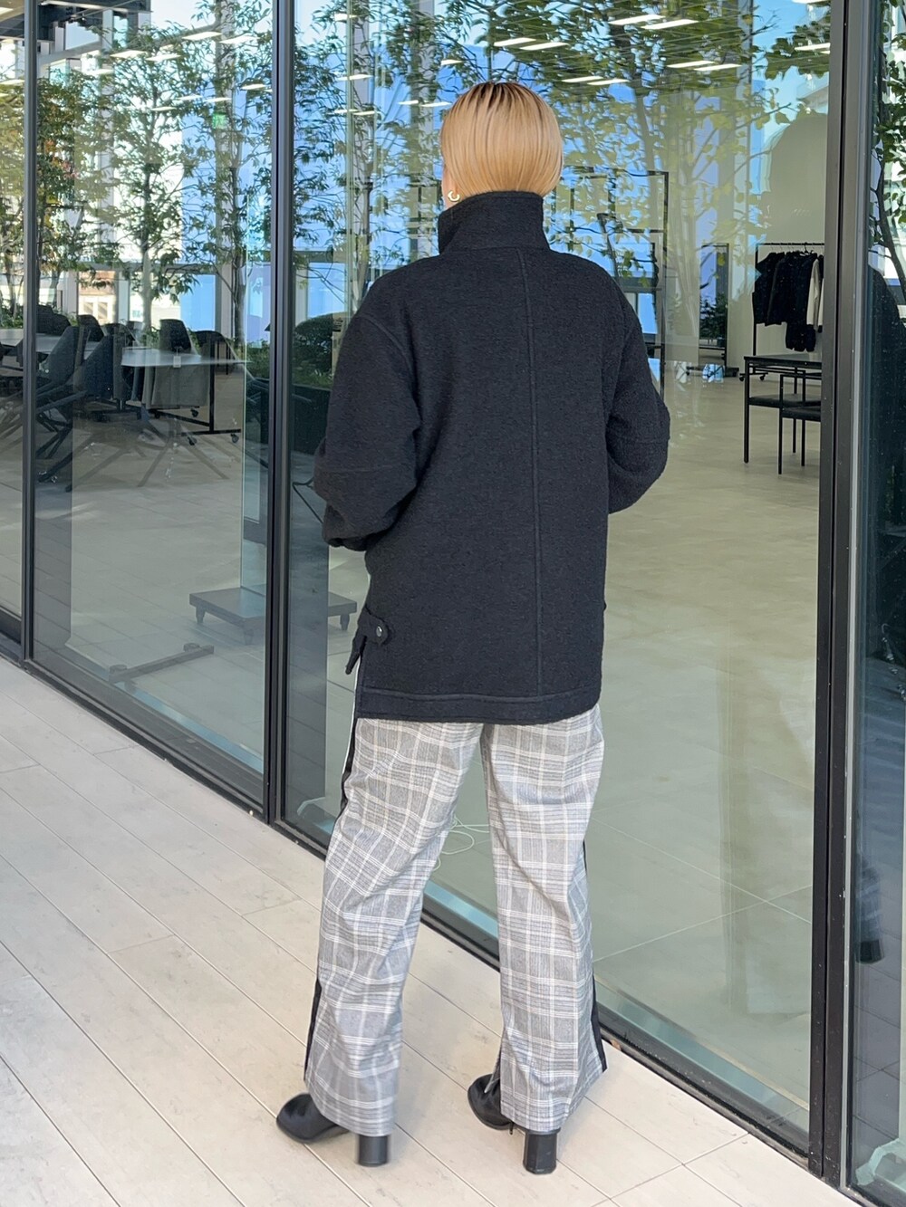 その他のその他パンツ、ブラック系のブルゾンを着用したレディースの秋コーディネートの3枚目の写真