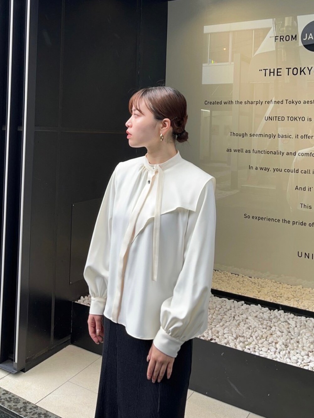 ホワイト系のシャツ/ブラウスを着用したレディースの秋コーディネートの2枚目の写真