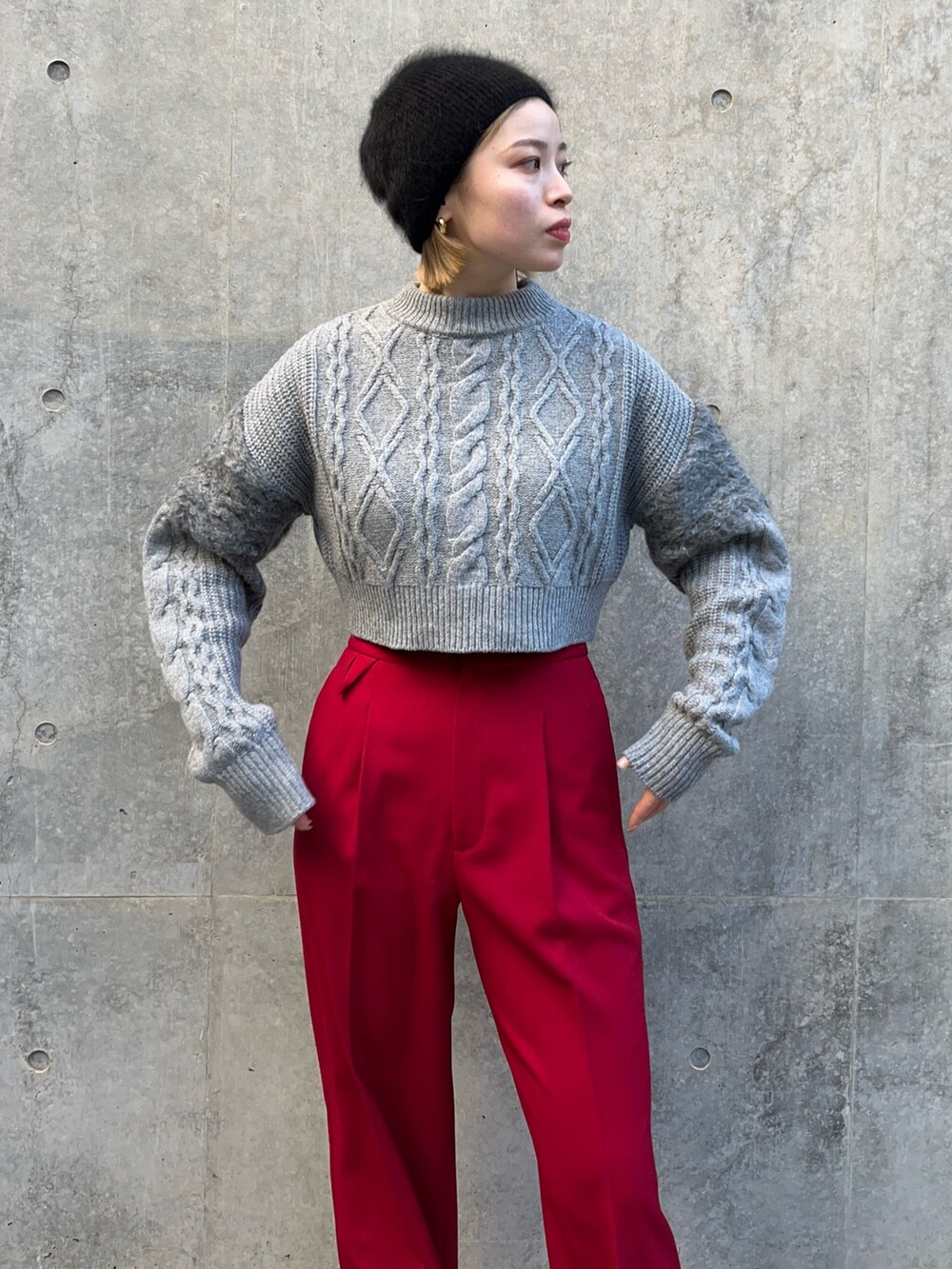 グレー系のニット/セーター、レッド系のその他パンツを着用したレディースの冬コーディネートの5枚目の写真
