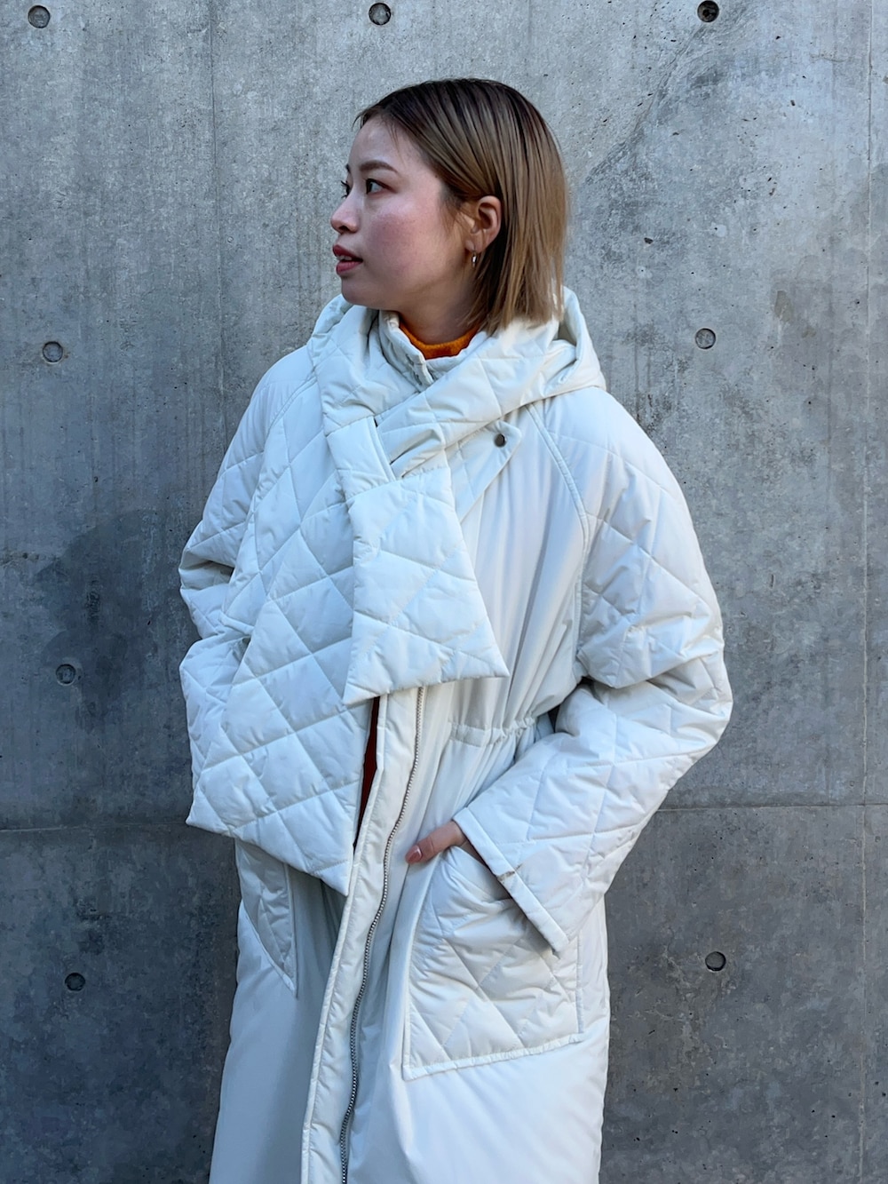 ホワイト系のダウンジャケット/コートを着用したレディースの冬コーディネートの4枚目の写真