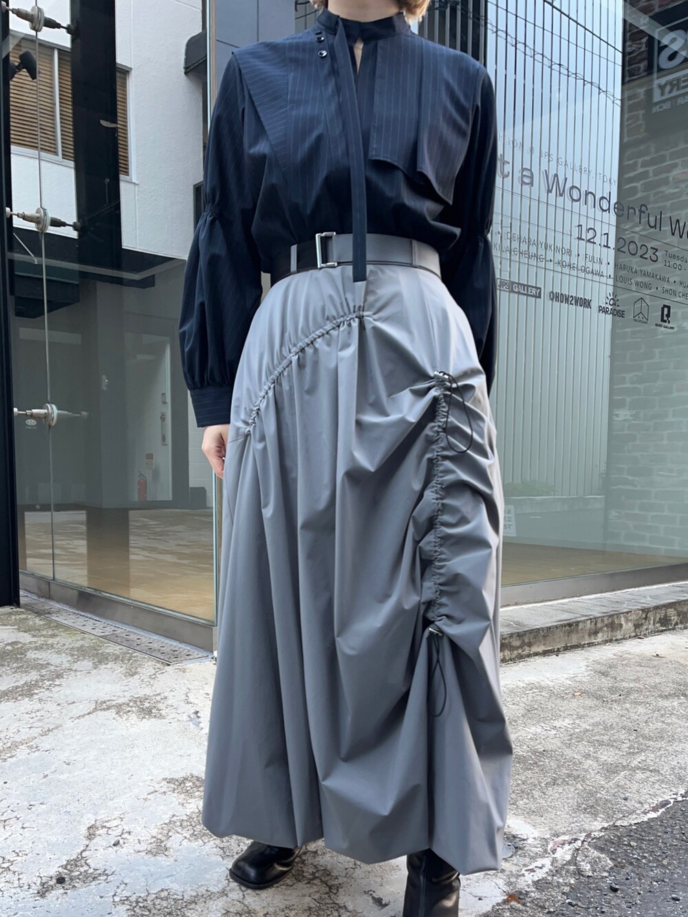 グレー系のスカート、ブルー系のシャツ/ブラウスを着用したレディースの秋コーディネートの3枚目の写真