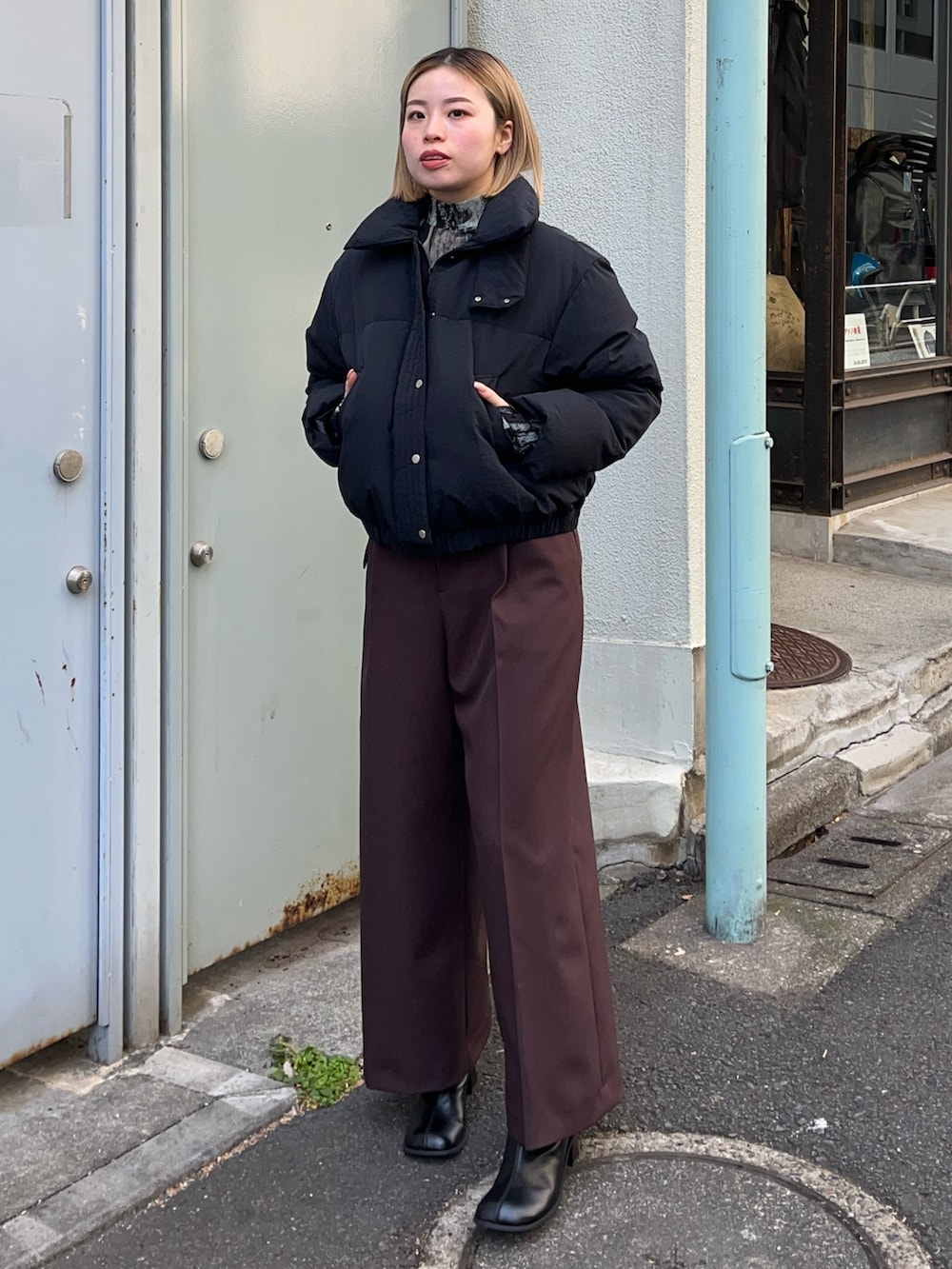 ブラック系のダウンジャケット/コートを着用したレディースの冬コーディネートの3枚目の写真