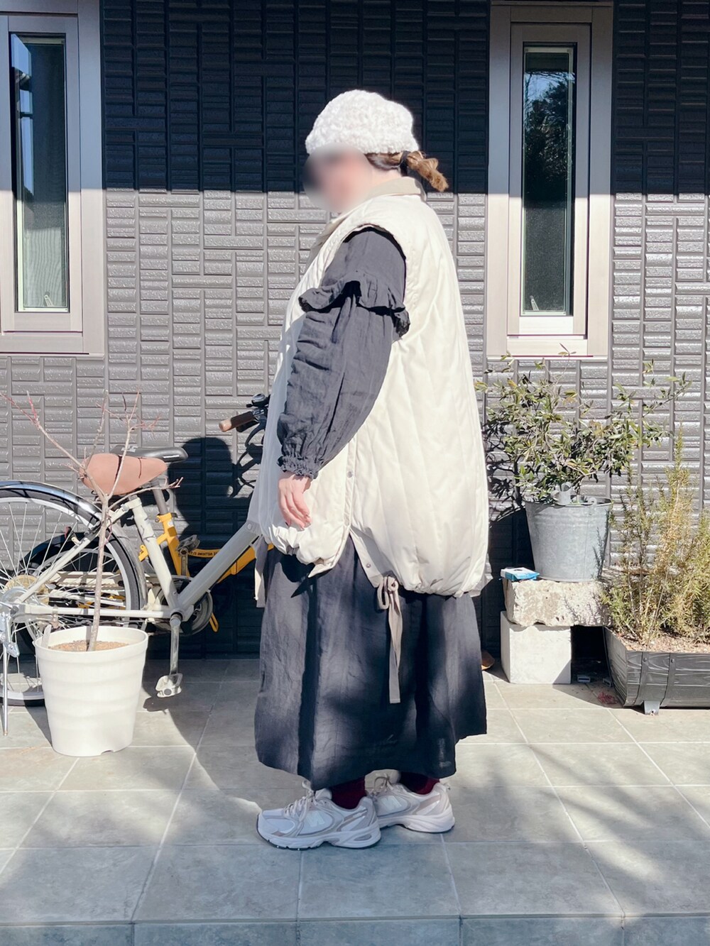 ホワイト系のダウンジャケット/コート、ホワイト系のスニーカーを着用したレディースの冬コーディネートの2枚目の写真