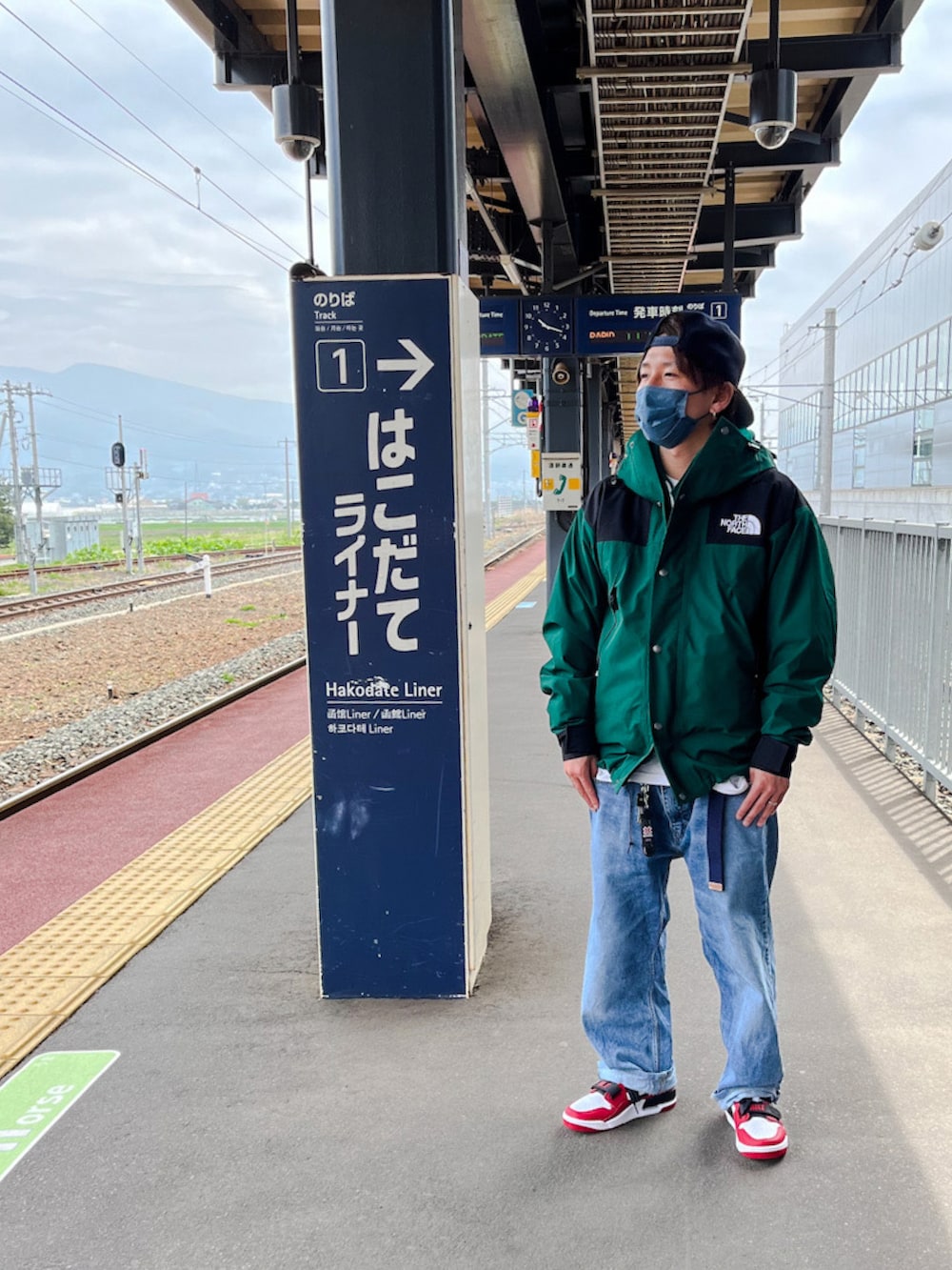 グリーン系のパーカー、ホワイト系のTシャツ/カットソー、ブルー系のデニムパンツを着用したメンズの春コーディネートの3枚目の写真