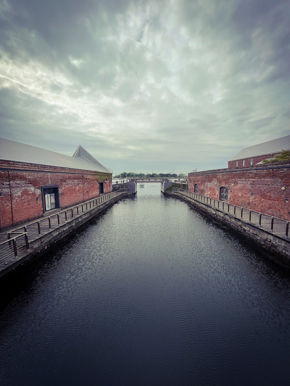 グリーン系のパーカー、ホワイト系のTシャツ/カットソー、ブルー系のデニムパンツを着用したメンズの春コーディネートの5枚目の写真