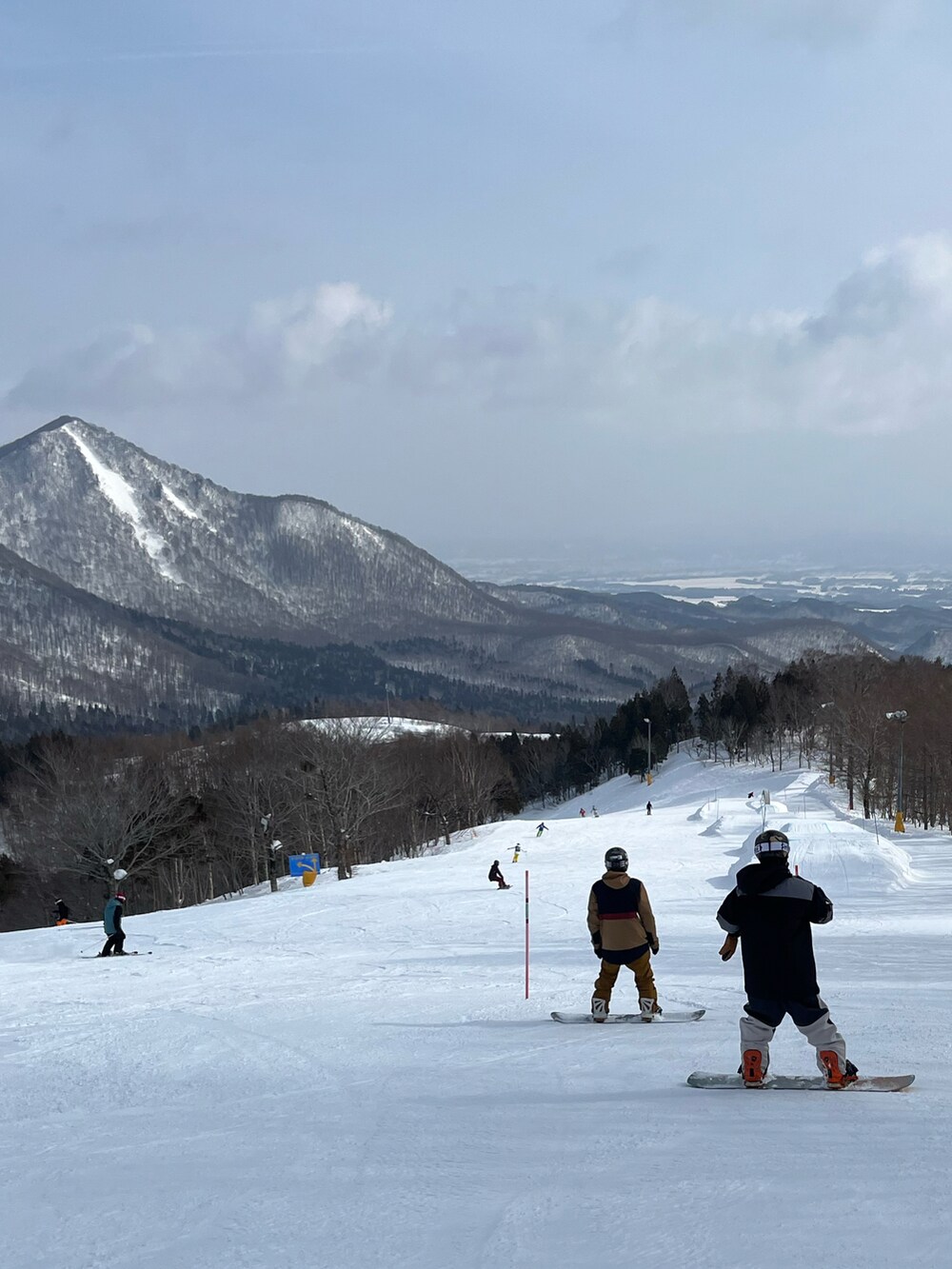 ブルー系のデニムパンツ、イエロー系のブーツ、ブルー系のキャップを着用したメンズの冬コーディネートの2枚目の写真
