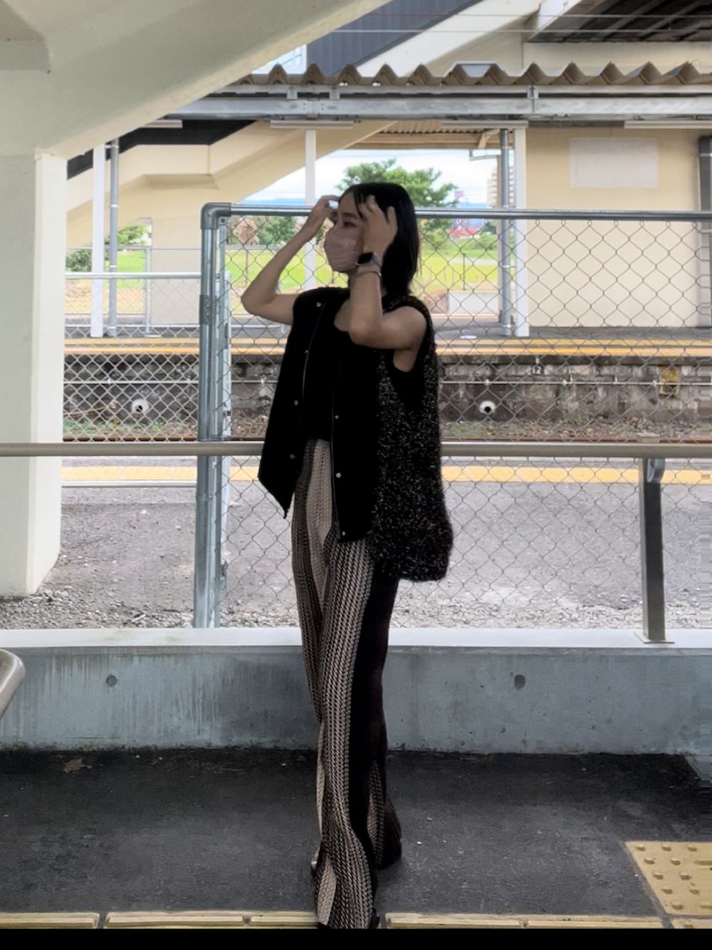 ブラック系のトートバッグ、その他のその他パンツ、ブラック系のベストを着用したレディースの夏コーディネートの2枚目の写真