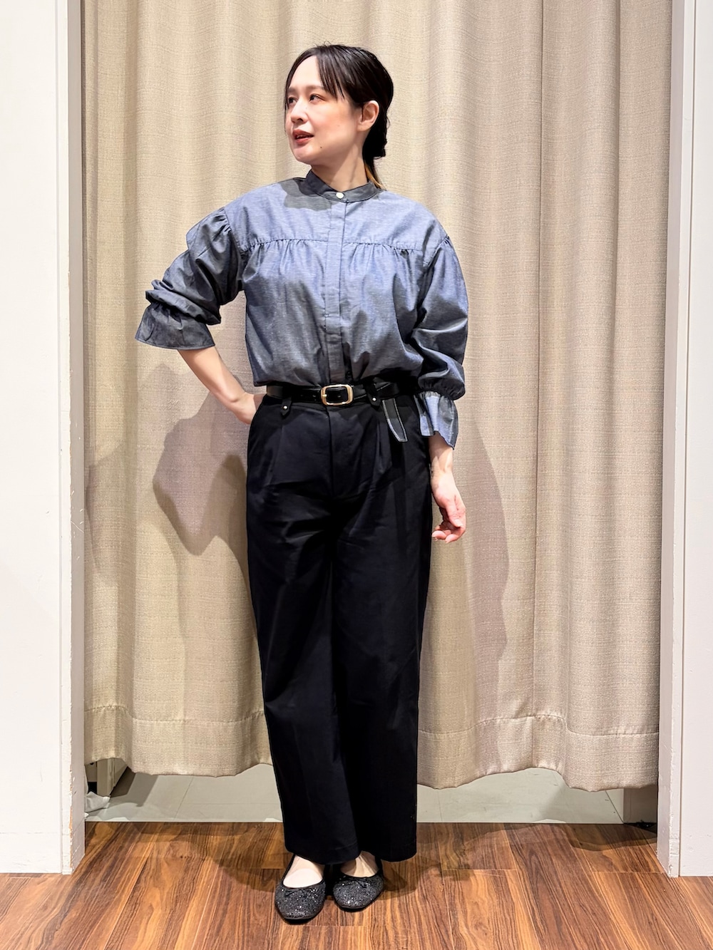 ブルー系のシャツ/ブラウス、ブラック系のニット/セーター、ブラック系のその他パンツを着用したレディースの春コーディネートの5枚目の写真