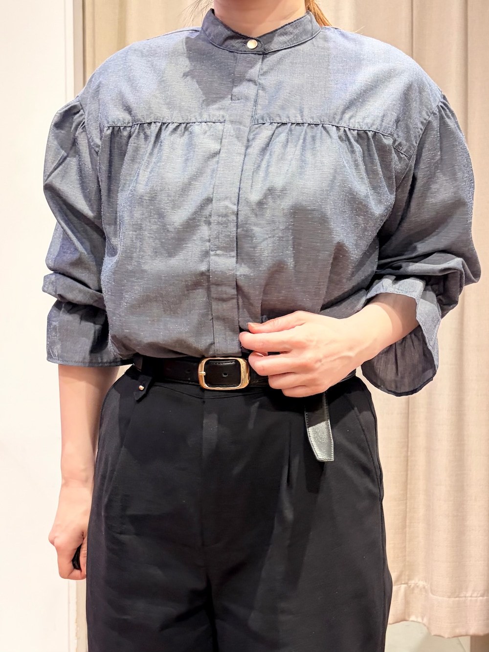 ブルー系のシャツ/ブラウス、ブラック系のニット/セーター、ブラック系のその他パンツを着用したレディースの春コーディネートの8枚目の写真
