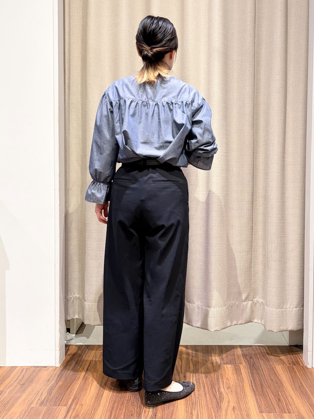 ブルー系のシャツ/ブラウス、ブラック系のニット/セーター、ブラック系のその他パンツを着用したレディースの春コーディネートの7枚目の写真