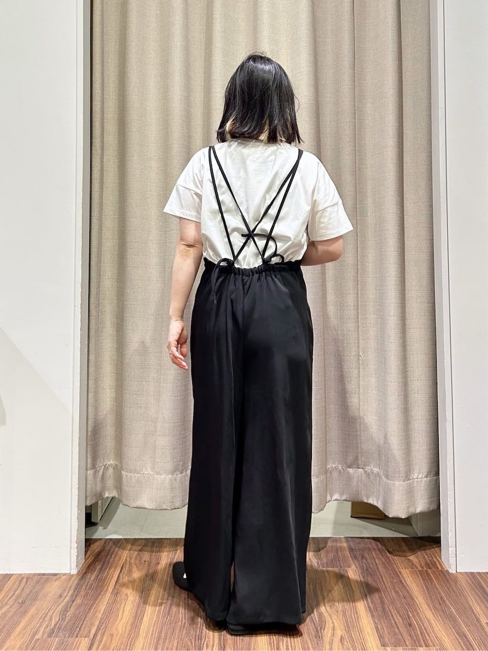 ホワイト系のTシャツ/カットソー、ブラック系のサロペット/オーバーオール、ゴールド系のネックレスを着用したレディースの夏コーディネートの3枚目の写真
