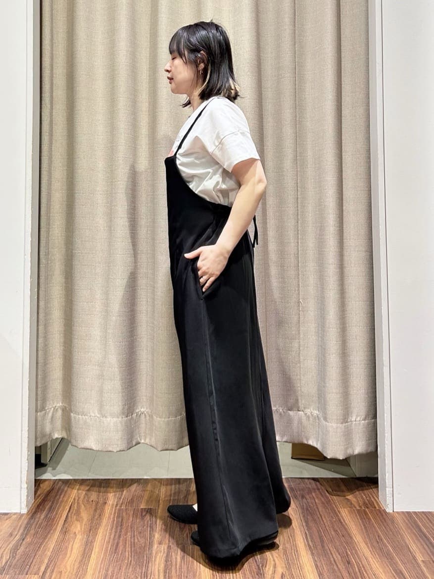 ホワイト系のTシャツ/カットソー、ブラック系のサロペット/オーバーオール、ゴールド系のネックレスを着用したレディースの夏コーディネートの2枚目の写真