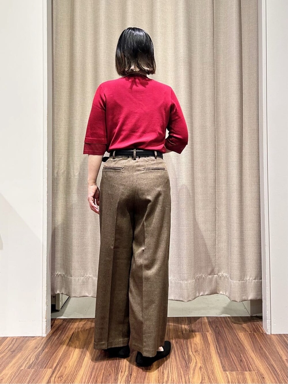 レッド系のニット/セーター、ブラウン系のその他パンツ、ゴールド系のネックレスを着用したレディースの秋コーディネートの3枚目の写真