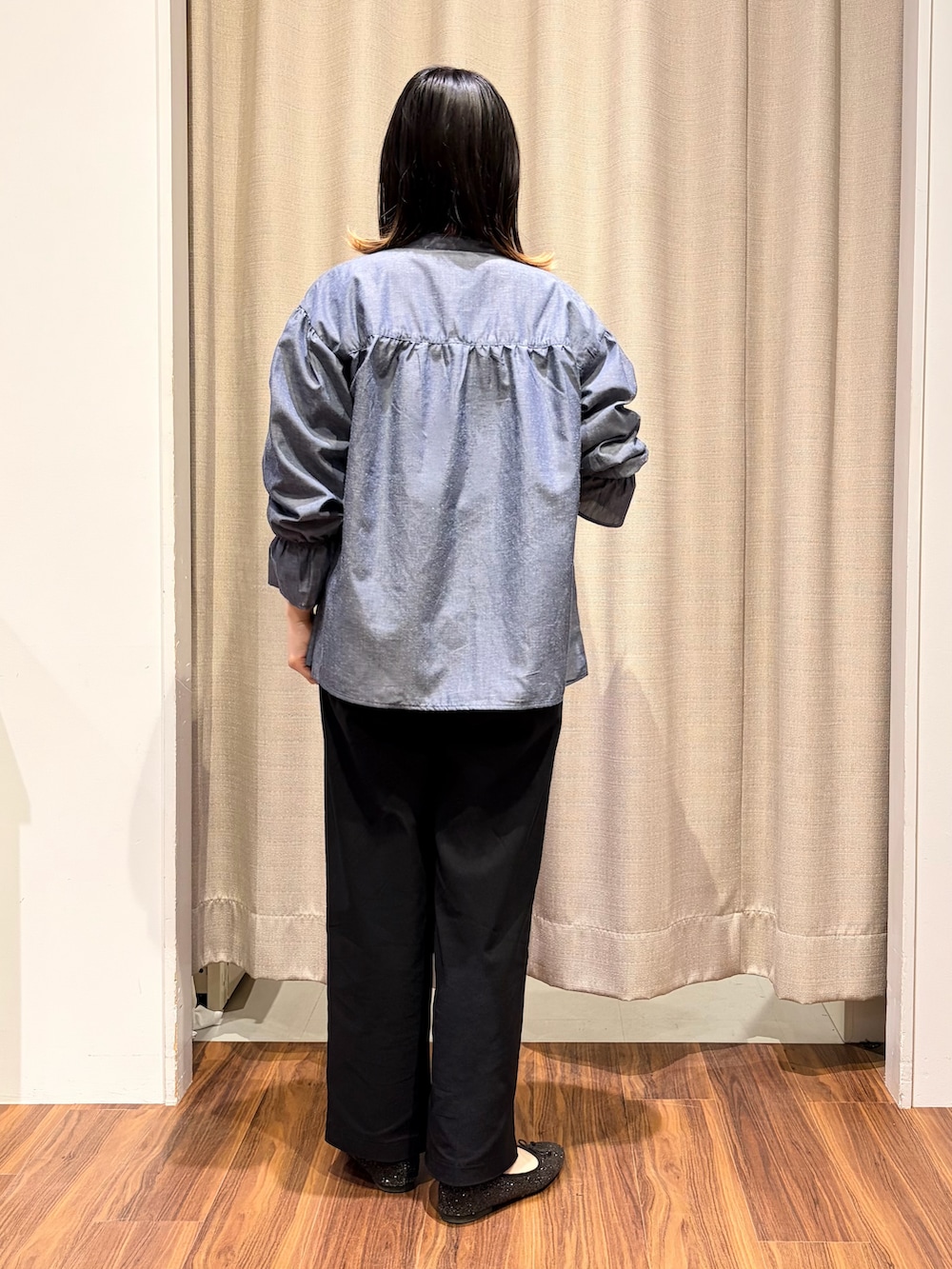 ブルー系のシャツ/ブラウス、ブラック系のニット/セーター、ブラック系のその他パンツを着用したレディースの春コーディネートの3枚目の写真