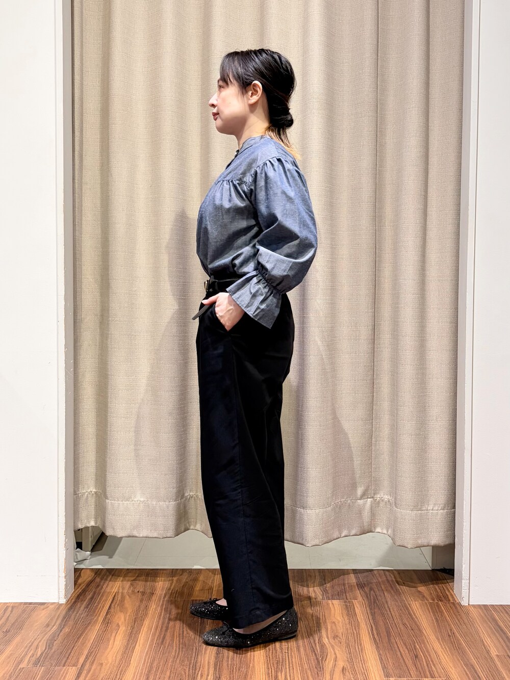 ブルー系のシャツ/ブラウス、ブラック系のニット/セーター、ブラック系のその他パンツを着用したレディースの春コーディネートの6枚目の写真