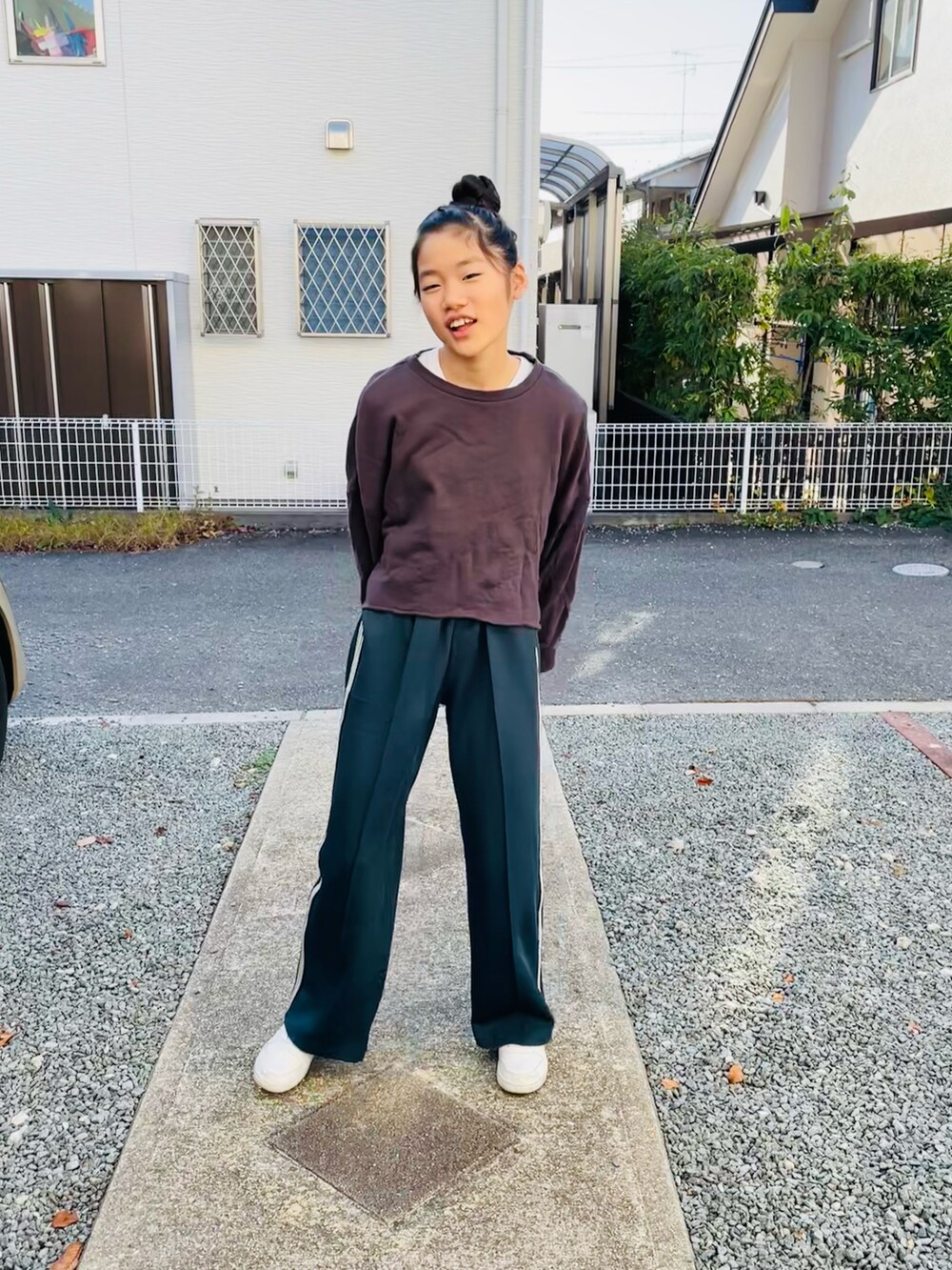 グリーン系のその他パンツ、ホワイト系のスニーカー、グレー系のスウェットを着用したキッズの秋コーディネートの4枚目の写真