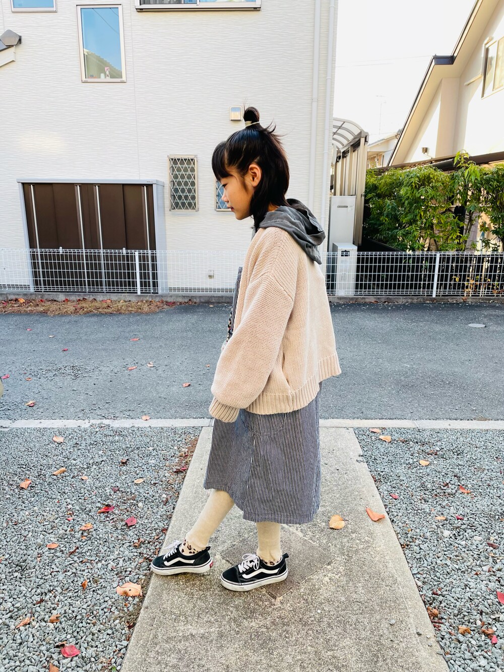 ホワイト系のカーディガン/ボレロ、その他のワンピース、ブラック系のスニーカーを着用したキッズの冬コーディネートの2枚目の写真