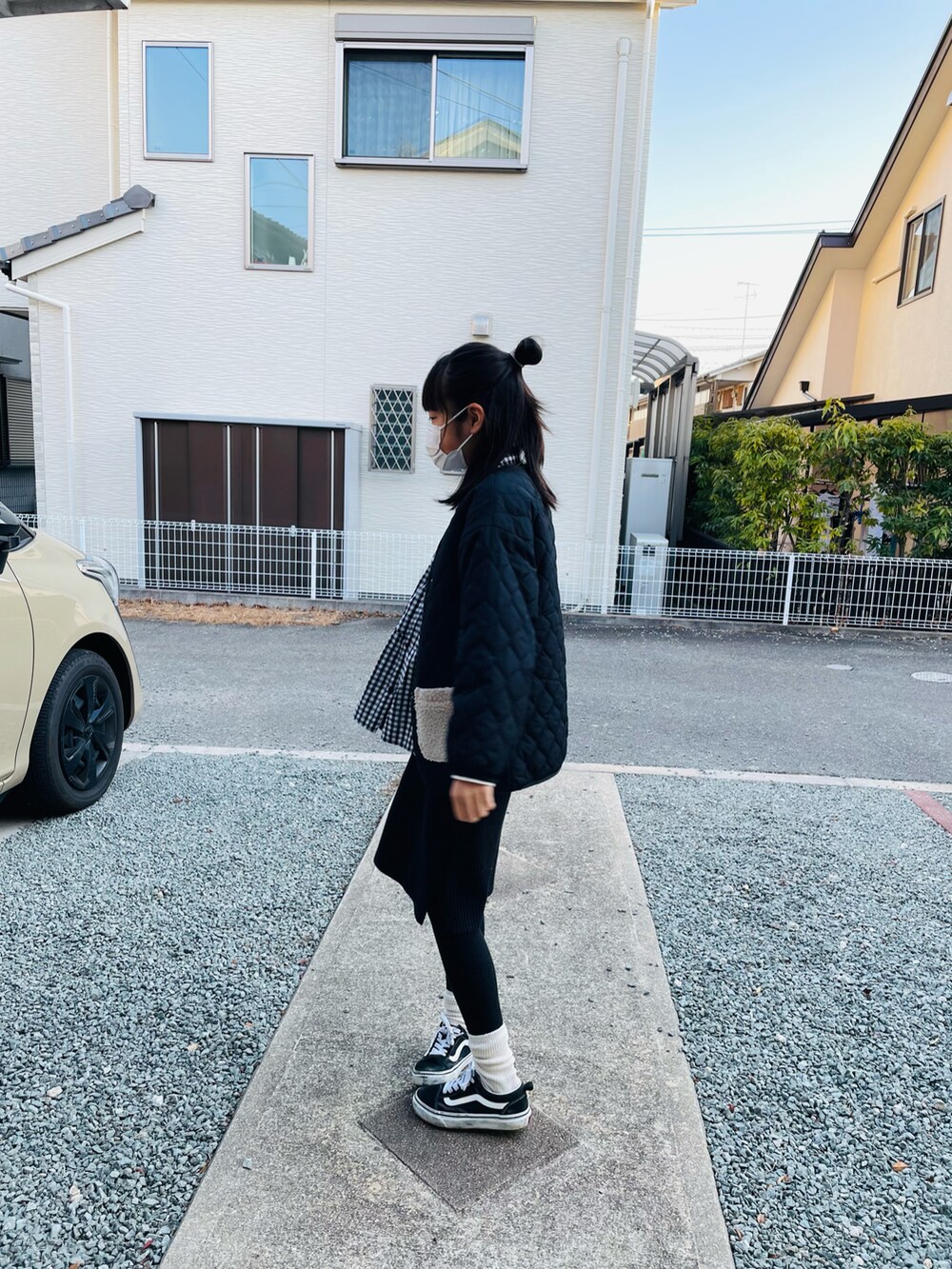 ブラック系のブルゾン、ブラック系のシャツ/ブラウス、ブラック系のスカートを着用したキッズの冬コーディネートの2枚目の写真