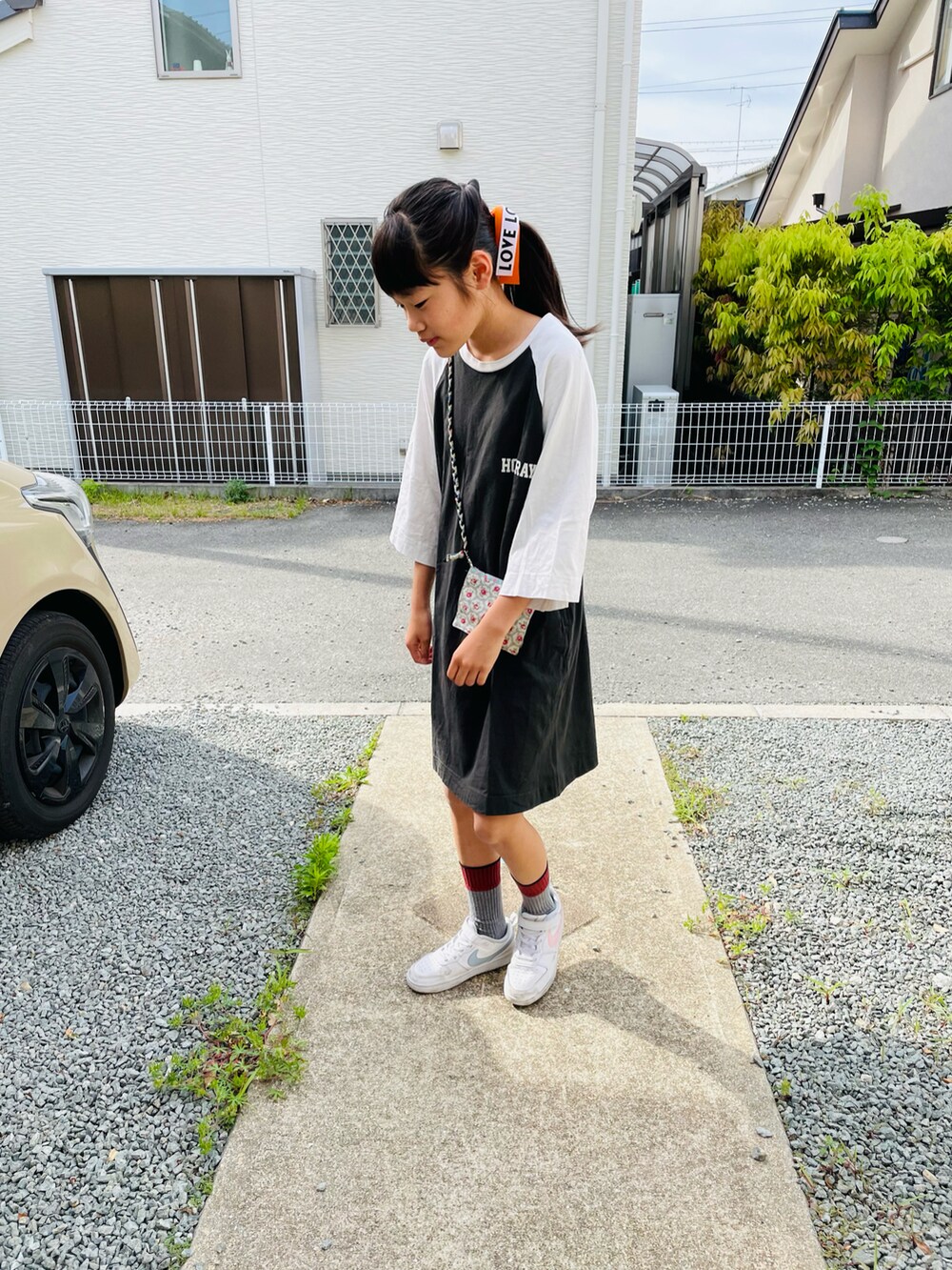 ホワイト系のワンピース、ホワイト系のスニーカーを着用したキッズの春コーディネートの2枚目の写真