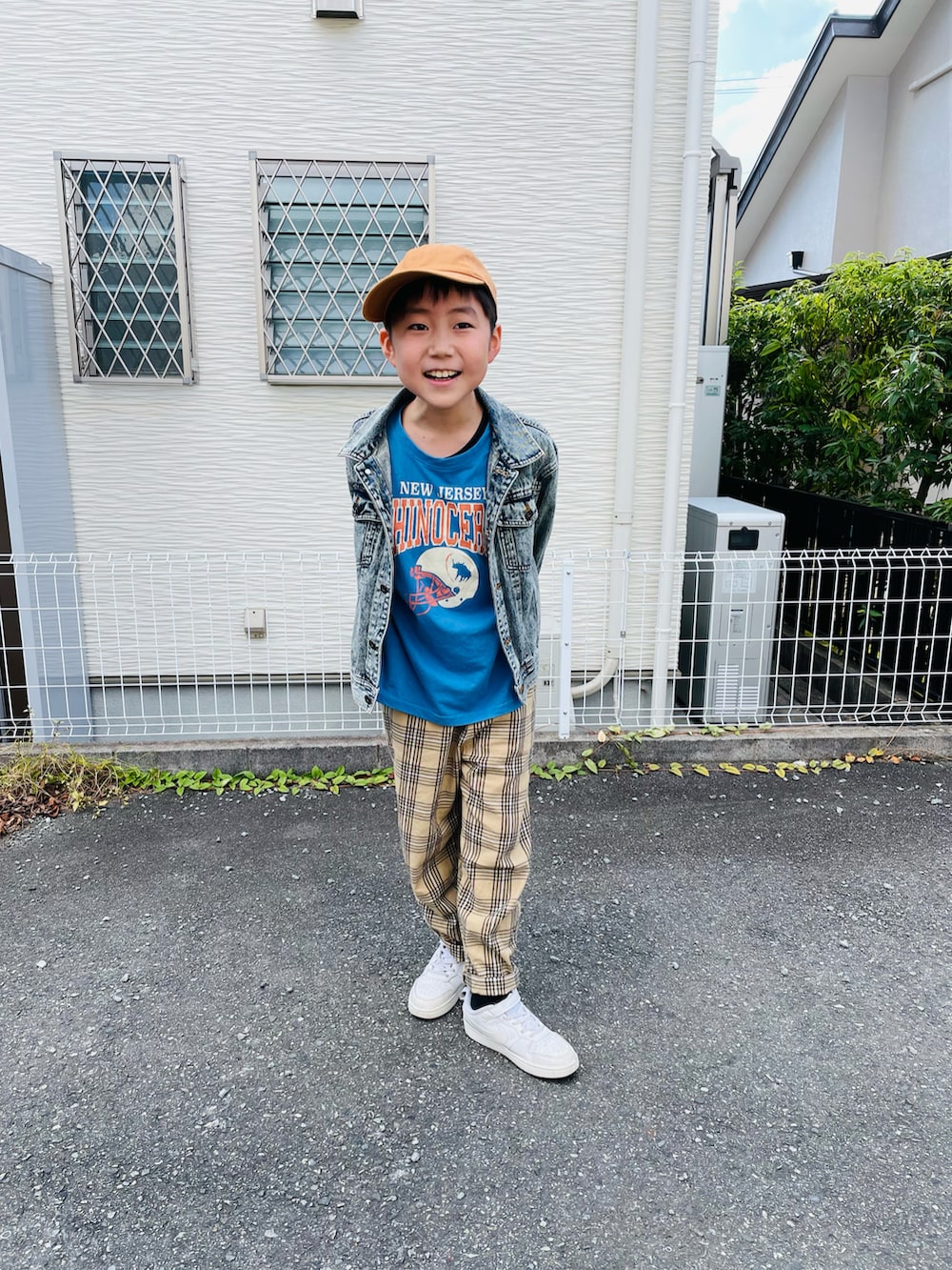 ブルー系のTシャツ/カットソー、ブルー系のデニムジャケット、ベージュ系のその他パンツを着用したキッズの秋コーディネートの2枚目の写真