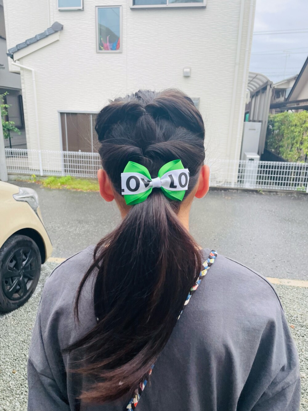 ブルー系のデニムパンツ、ホワイト系のスニーカー、グレー系のチュニックを着用したキッズの夏コーディネートの3枚目の写真