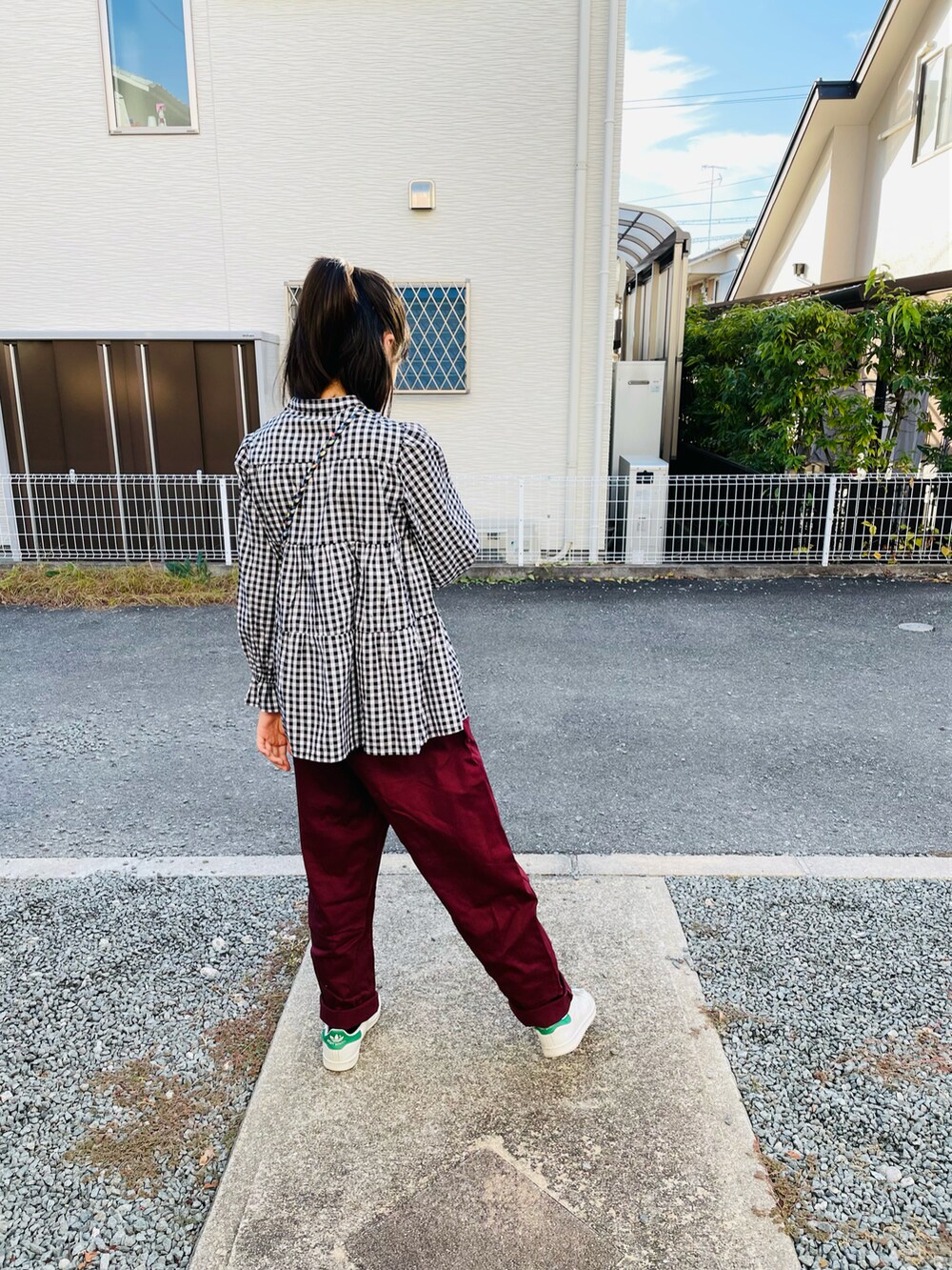 ブラック系のシャツ/ブラウス、レッド系のその他パンツ、ホワイト系のスニーカーを着用したキッズの秋コーディネートの2枚目の写真