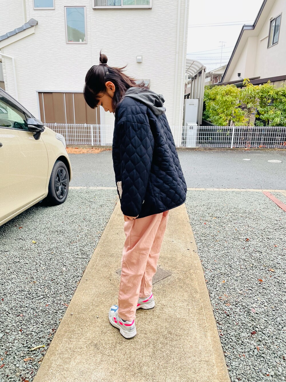 グレー系のパーカー、ブラック系のブルゾン、グレー系のスニーカーを着用したキッズの冬コーディネートの2枚目の写真