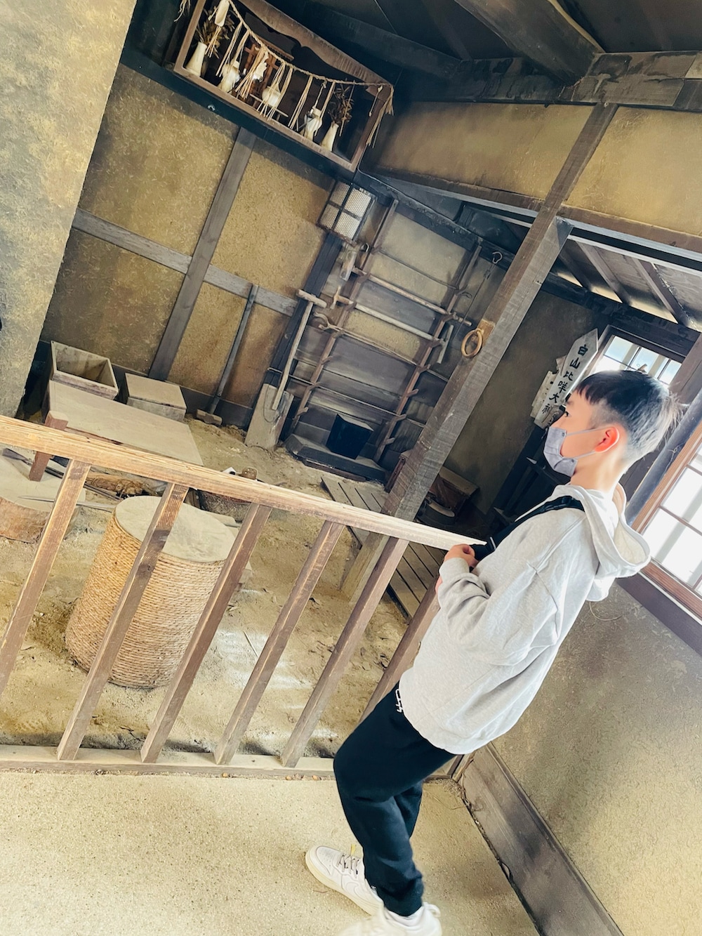 ブラック系のボディバッグ/ウエストポーチ、グレー系のパーカー、ブラック系のその他パンツを着用したキッズの冬コーディネートの2枚目の写真