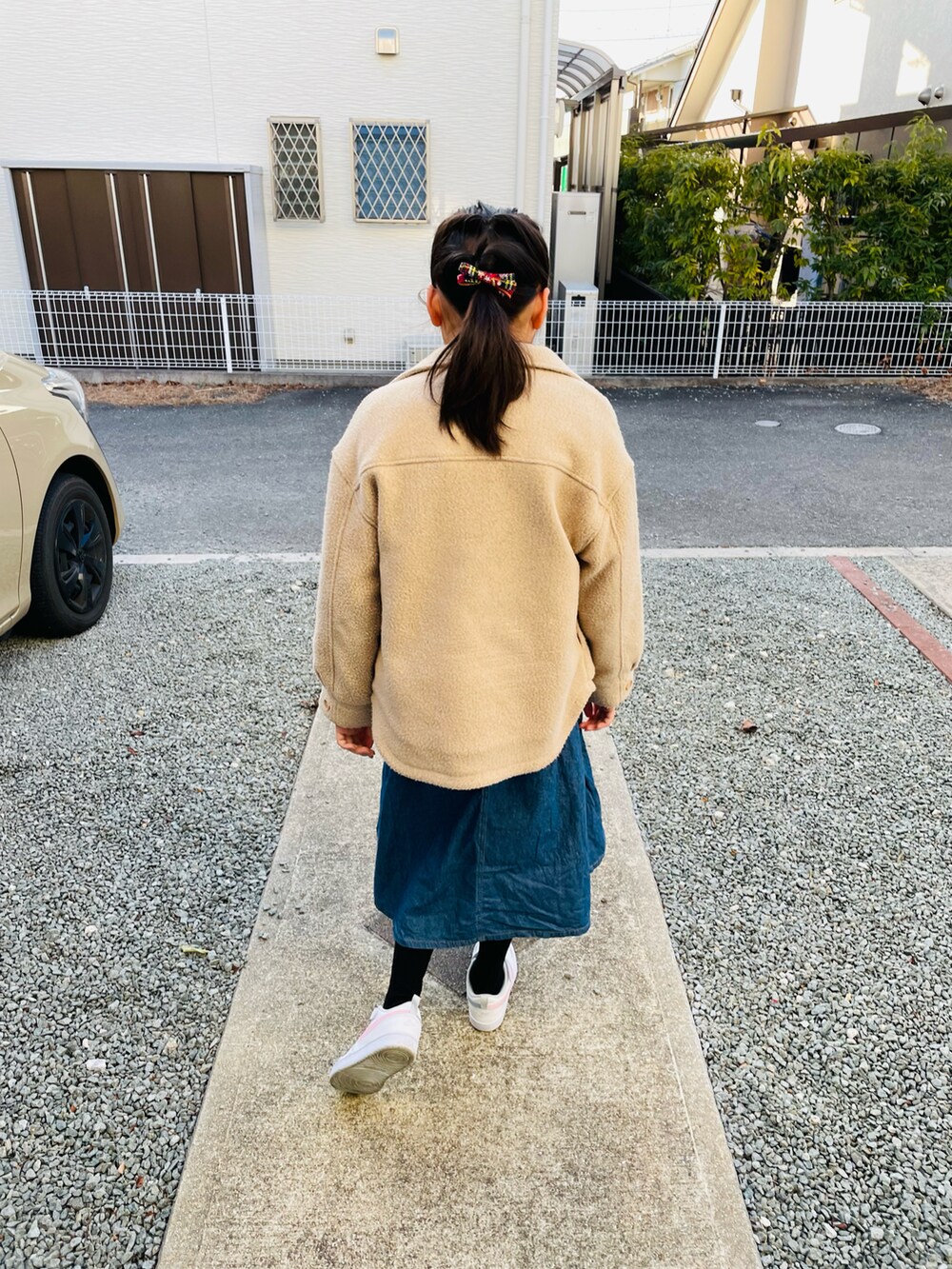 ベージュ系のその他アウター、ブルー系のスウェット、その他のTシャツ/カットソーを着用したキッズの冬コーディネートの3枚目の写真