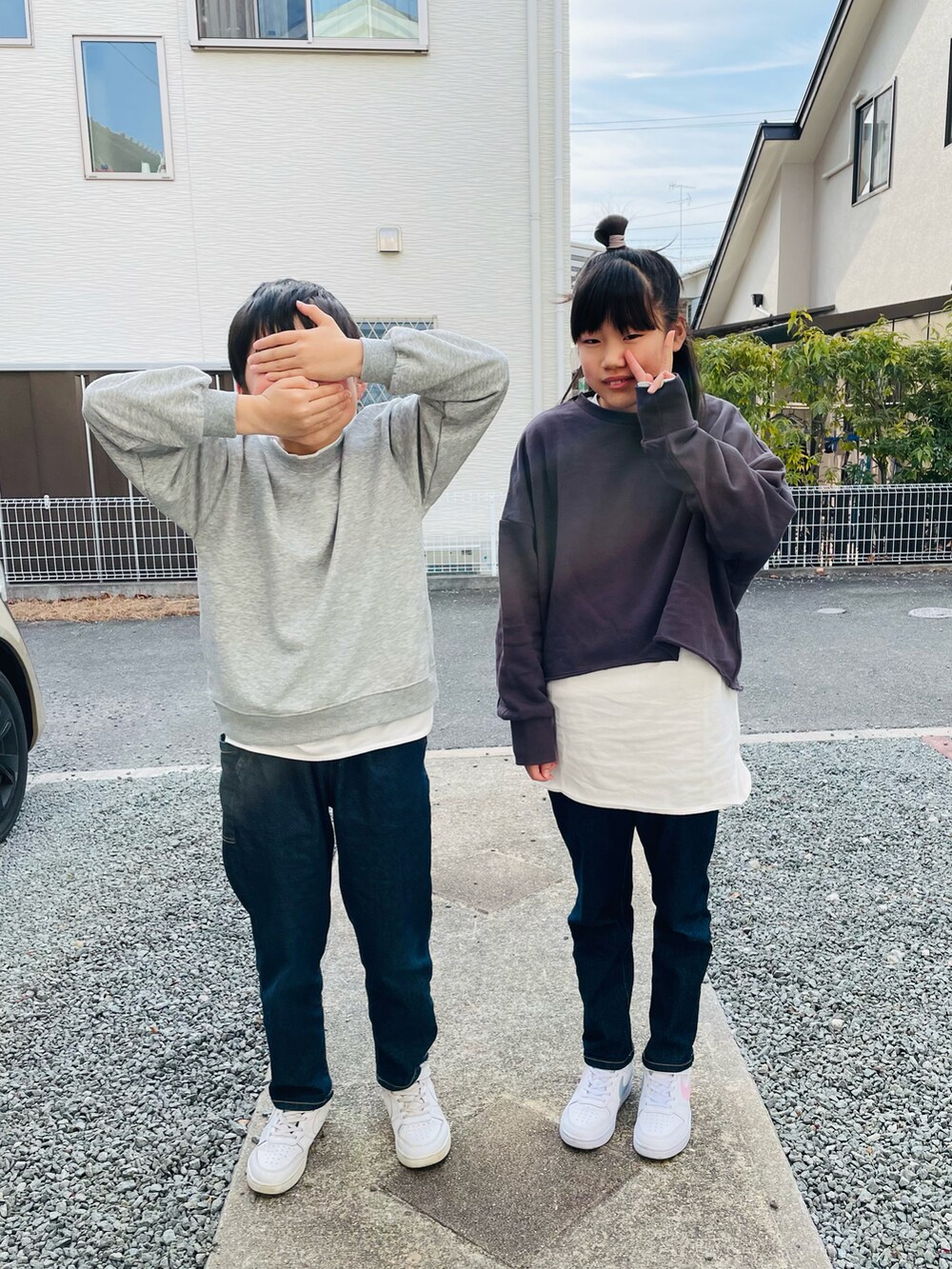 グレー系のTシャツ/カットソー、ブルー系のデニムパンツ、ホワイト系のスニーカーを着用したキッズの冬コーディネートの2枚目の写真