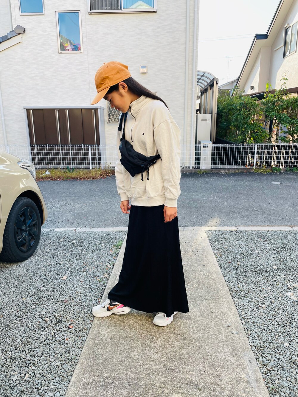 ブラック系のボディバッグ/ウエストポーチ、グレー系のスウェット、ブラック系のスカートを着用したキッズの秋コーディネートの2枚目の写真