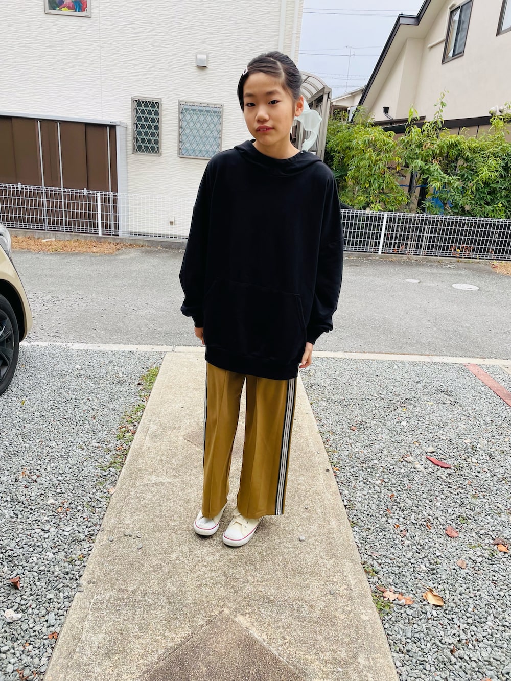 ブラック系のスウェット、ベージュ系のその他パンツ、ホワイト系のスニーカーを着用したキッズの冬コーディネートの3枚目の写真