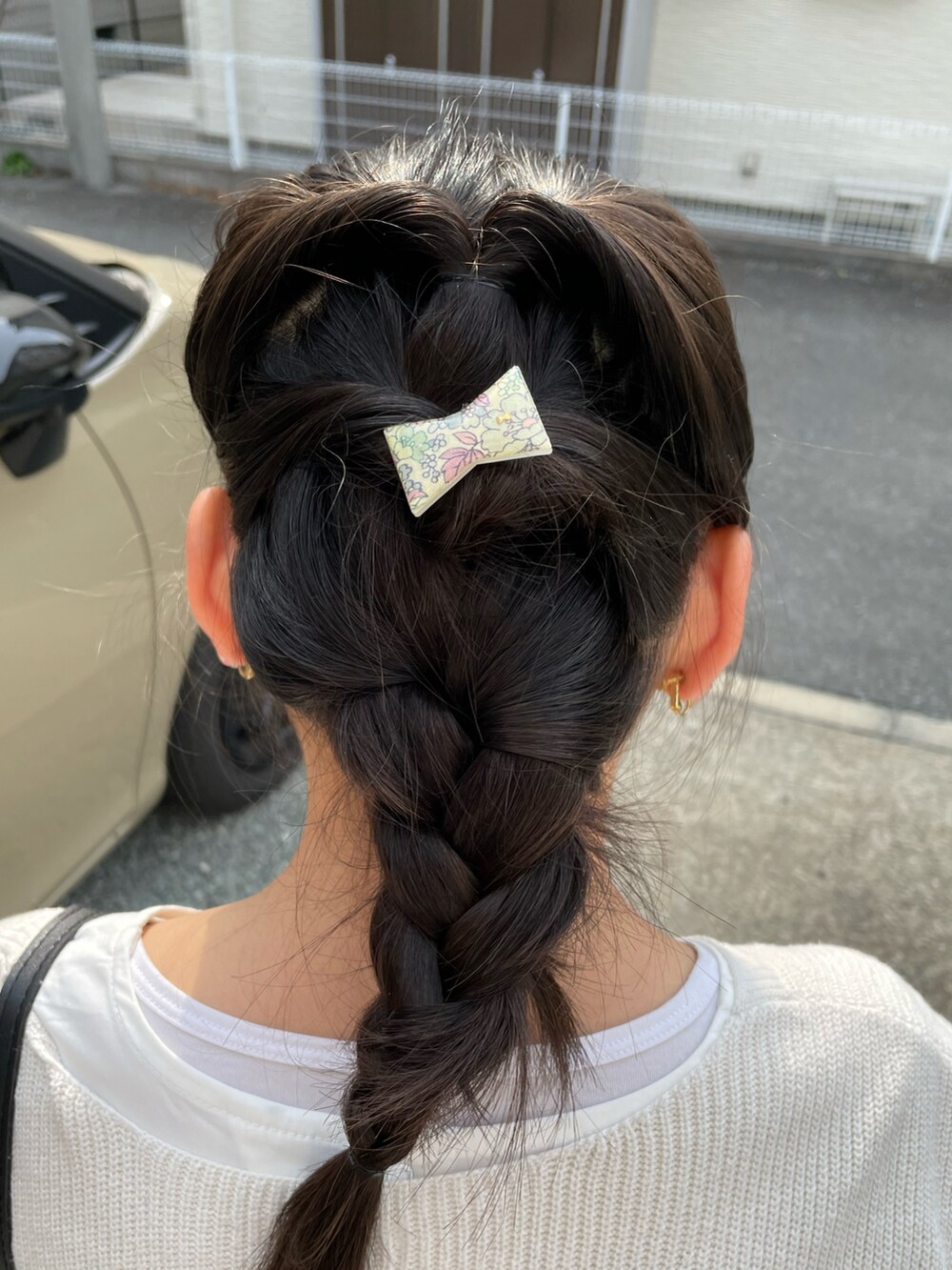 ブラック系のハンドバッグ、グリーン系のその他パンツ、ブラック系のスニーカーを着用したキッズの春コーディネートの4枚目の写真