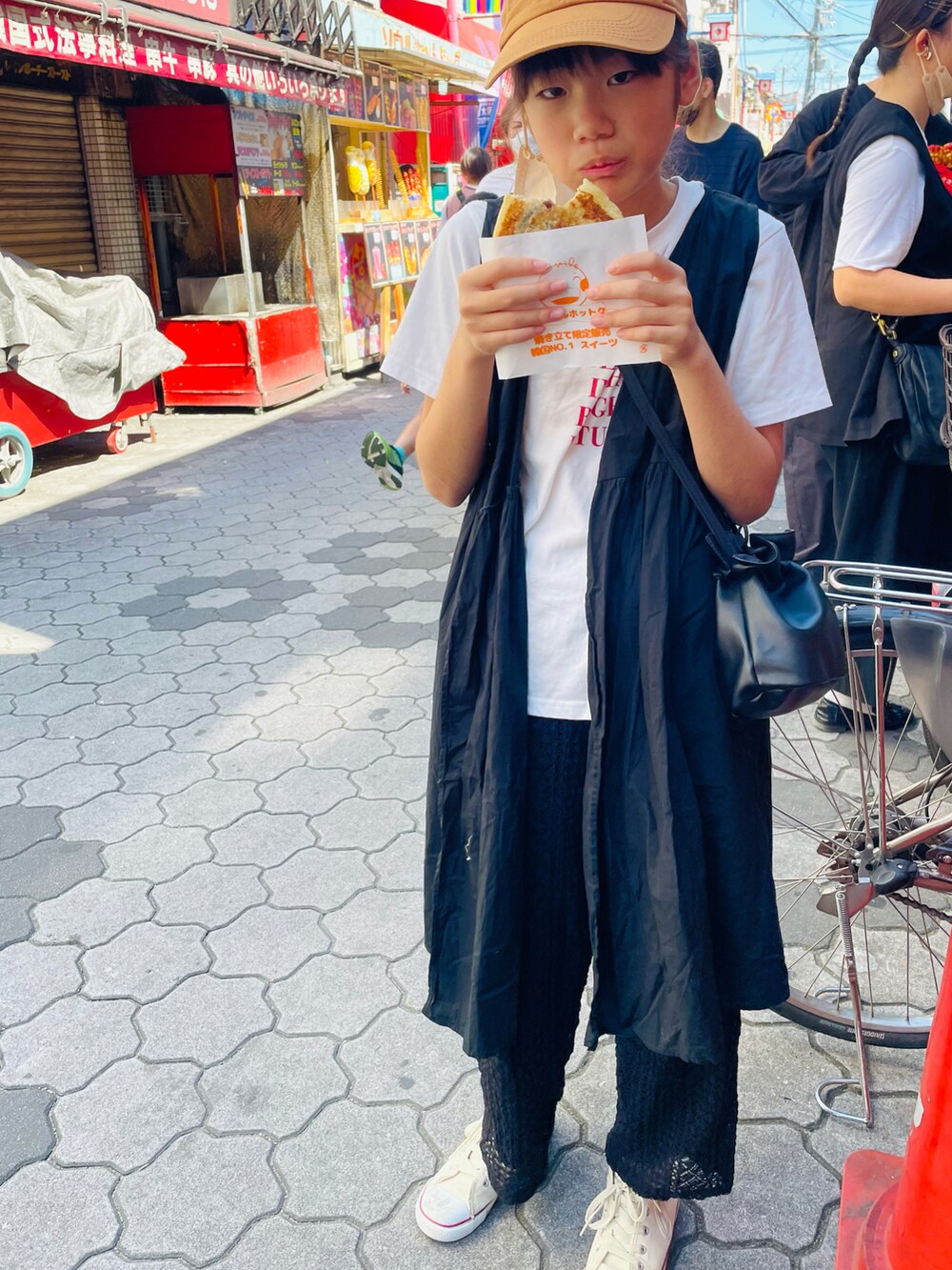 ブラック系のその他パンツ、ホワイト系のスニーカー、その他のTシャツ/カットソーを着用したキッズの秋コーディネートの3枚目の写真