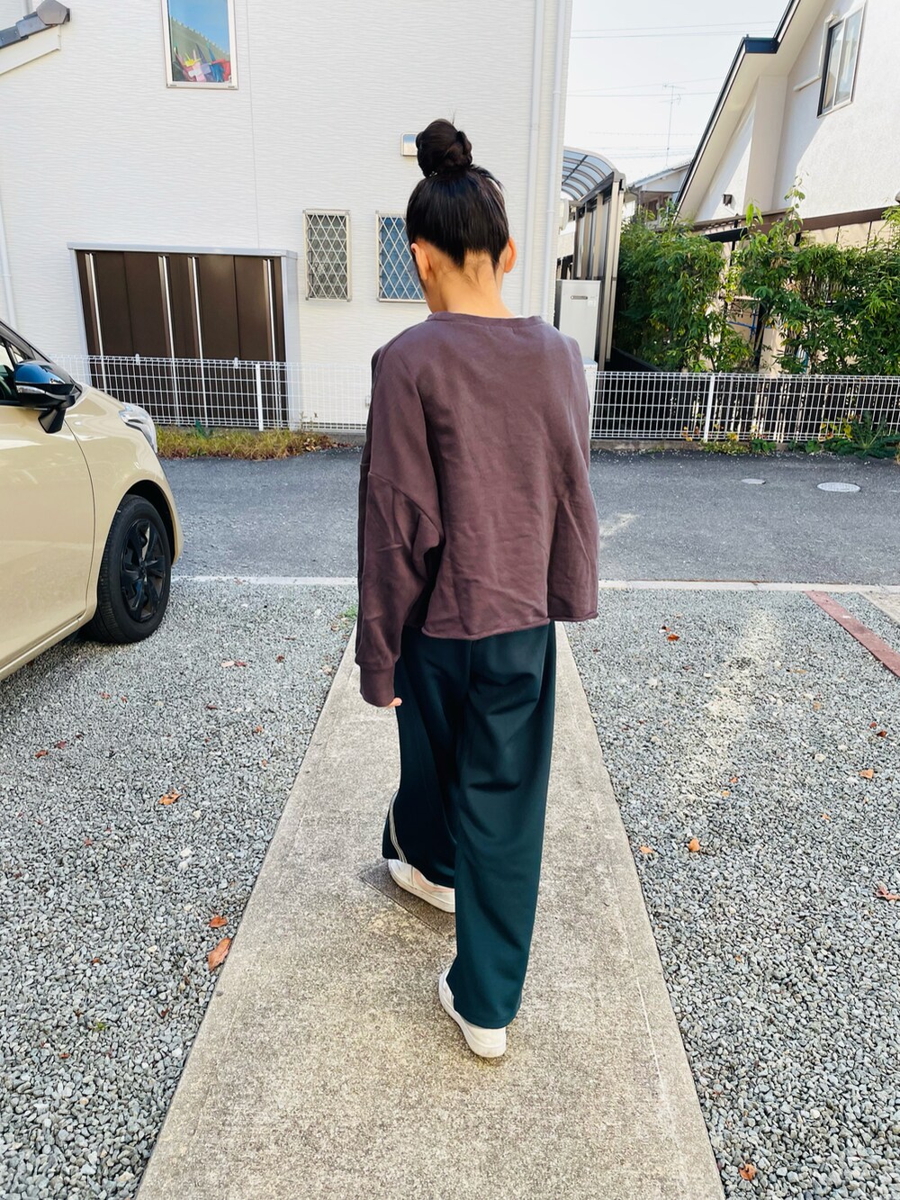 グリーン系のその他パンツ、ホワイト系のスニーカー、グレー系のスウェットを着用したキッズの秋コーディネートの2枚目の写真