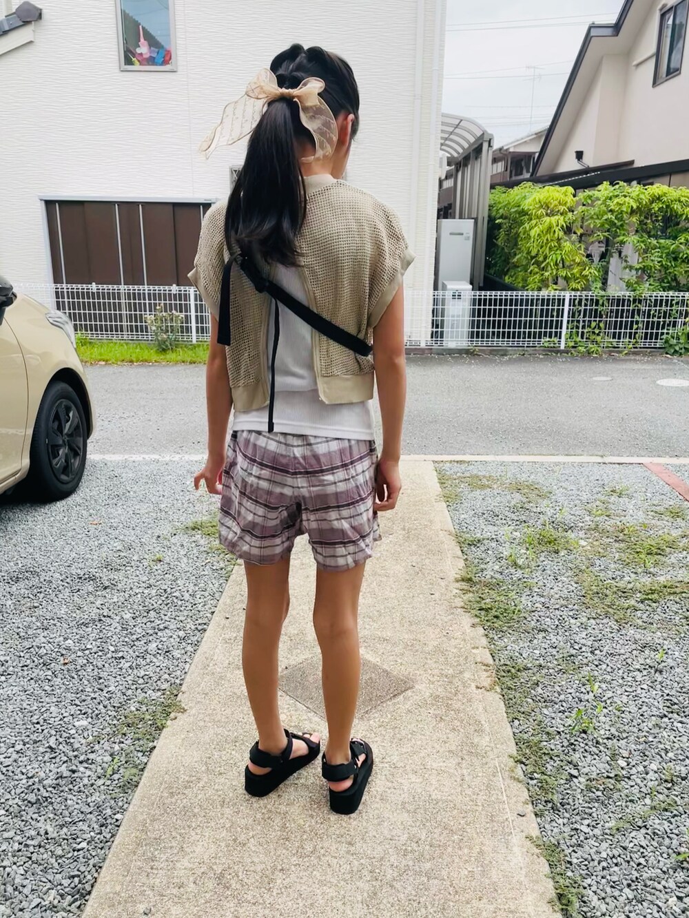 ベージュ系のTシャツ/カットソー、ブラック系のボディバッグ/ウエストポーチ、ベージュ系のその他パンツを着用したキッズの夏コーディネートの3枚目の写真