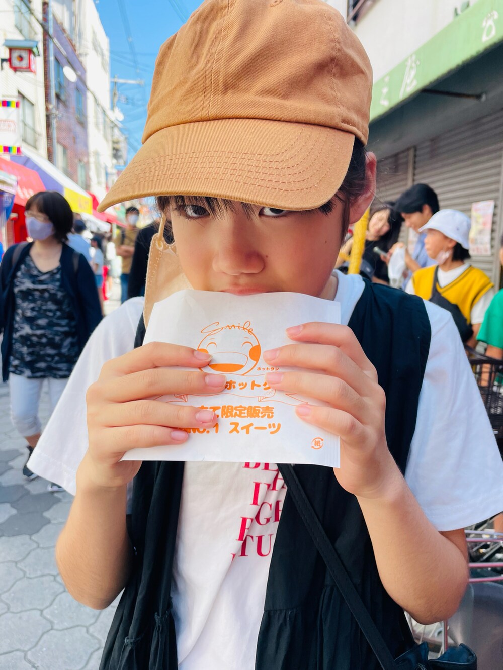 ブラック系のその他パンツ、ホワイト系のスニーカー、その他のTシャツ/カットソーを着用したキッズの秋コーディネートの2枚目の写真